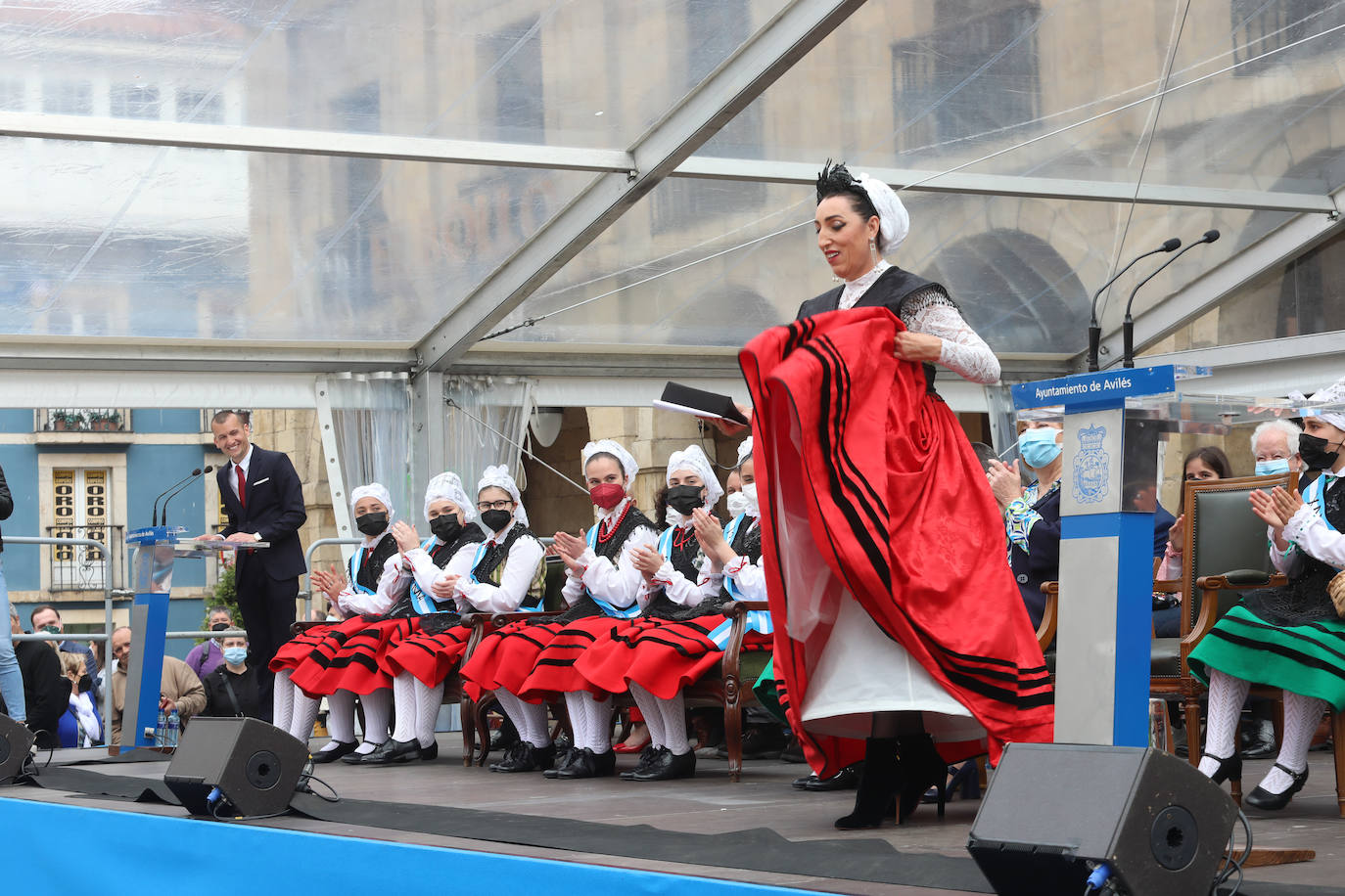 La actriz Rossy de Palma ha sido protagonista este domingo en el inicio de las fiestas de El Bollo de Avilés. En su intervención ha llegado a emocionarse hablando de la ciudad de la que eran naturales sus padres. «Avilés, muyer yes. Esta ciudad es una mujer, no me cabe duda», ha subrayado Rossy de Palma en su discurso, en el que ha destacado la «osadía» de las gentes de Avilés, en especial de unas mujeres «poderosas y fantásticas». 