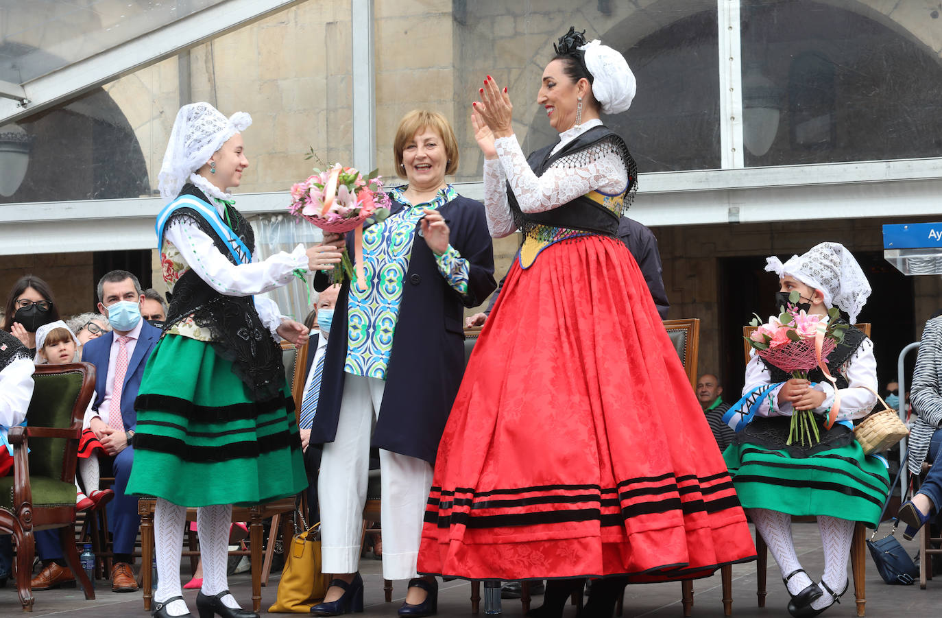 La actriz Rossy de Palma ha sido protagonista este domingo en el inicio de las fiestas de El Bollo de Avilés. En su intervención ha llegado a emocionarse hablando de la ciudad de la que eran naturales sus padres. «Avilés, muyer yes. Esta ciudad es una mujer, no me cabe duda», ha subrayado Rossy de Palma en su discurso, en el que ha destacado la «osadía» de las gentes de Avilés, en especial de unas mujeres «poderosas y fantásticas». 