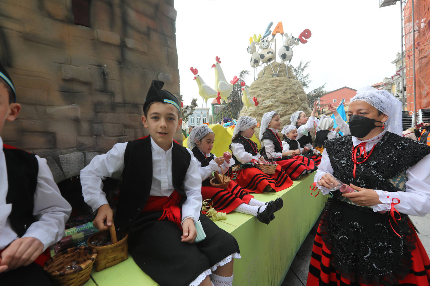 Tres años de espera, dos ediciones canceladas y muchas ganas después, Avilés por fin ha podido echarse de nuevo a la calle para celebrar las fiestas de El Bollo. El tradicional desfile que cierran las xanas y xaninas ha llenado de público las calles del casco histórico de la ciudad. 