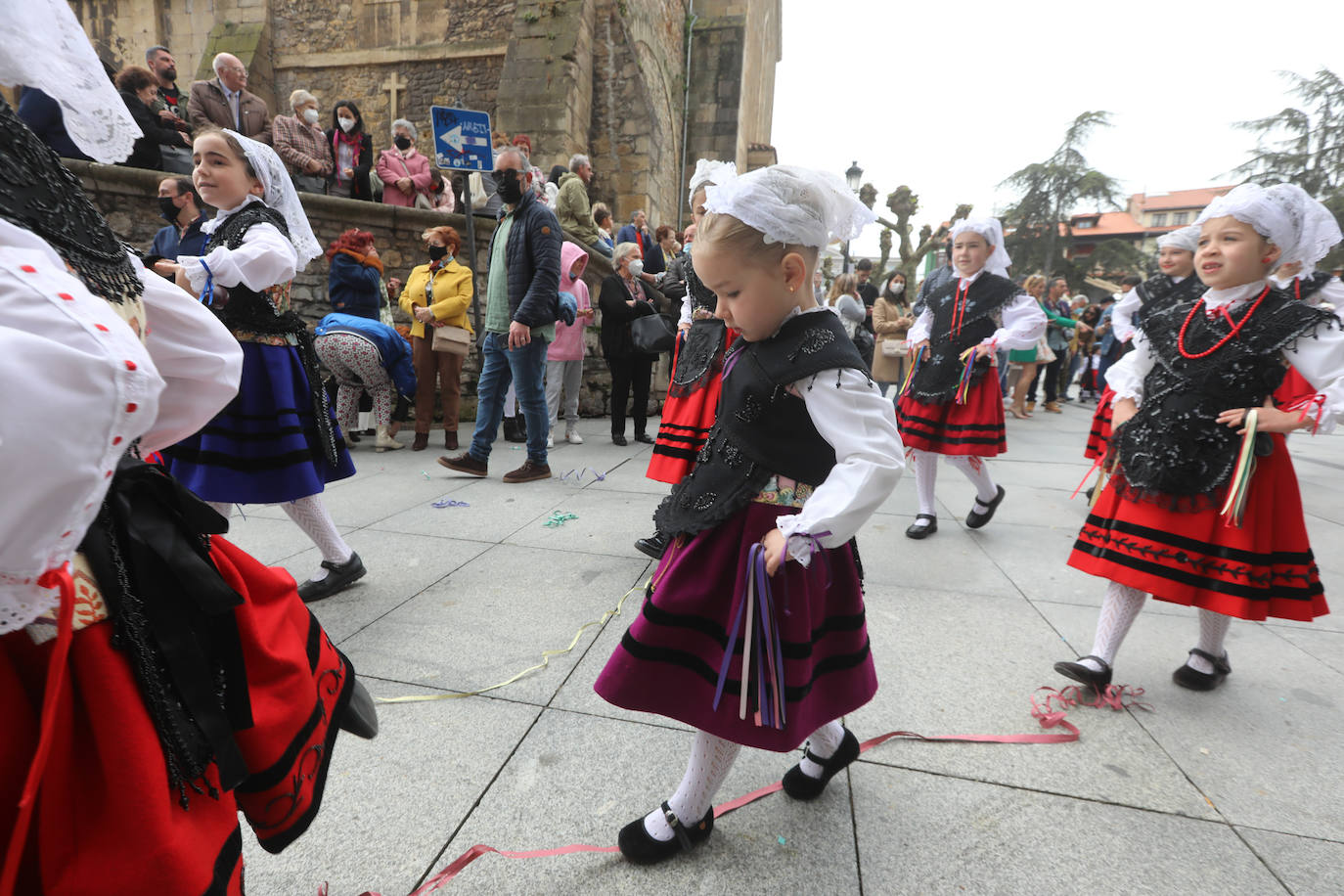 Tres años de espera, dos ediciones canceladas y muchas ganas después, Avilés por fin ha podido echarse de nuevo a la calle para celebrar las fiestas de El Bollo. El tradicional desfile que cierran las xanas y xaninas ha llenado de público las calles del casco histórico de la ciudad. 