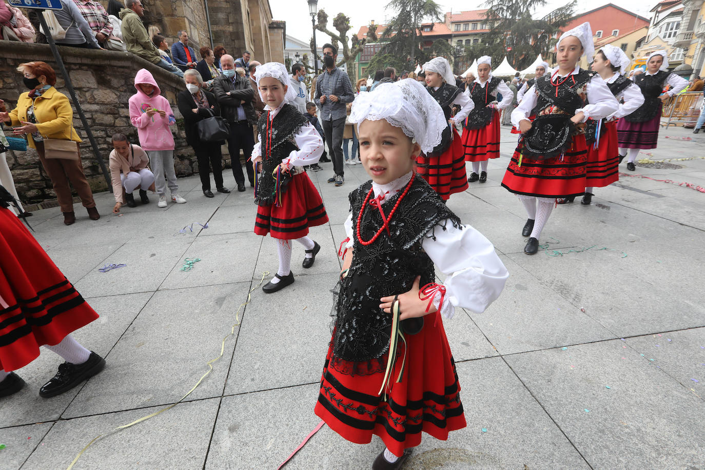 Tres años de espera, dos ediciones canceladas y muchas ganas después, Avilés por fin ha podido echarse de nuevo a la calle para celebrar las fiestas de El Bollo. El tradicional desfile que cierran las xanas y xaninas ha llenado de público las calles del casco histórico de la ciudad. 