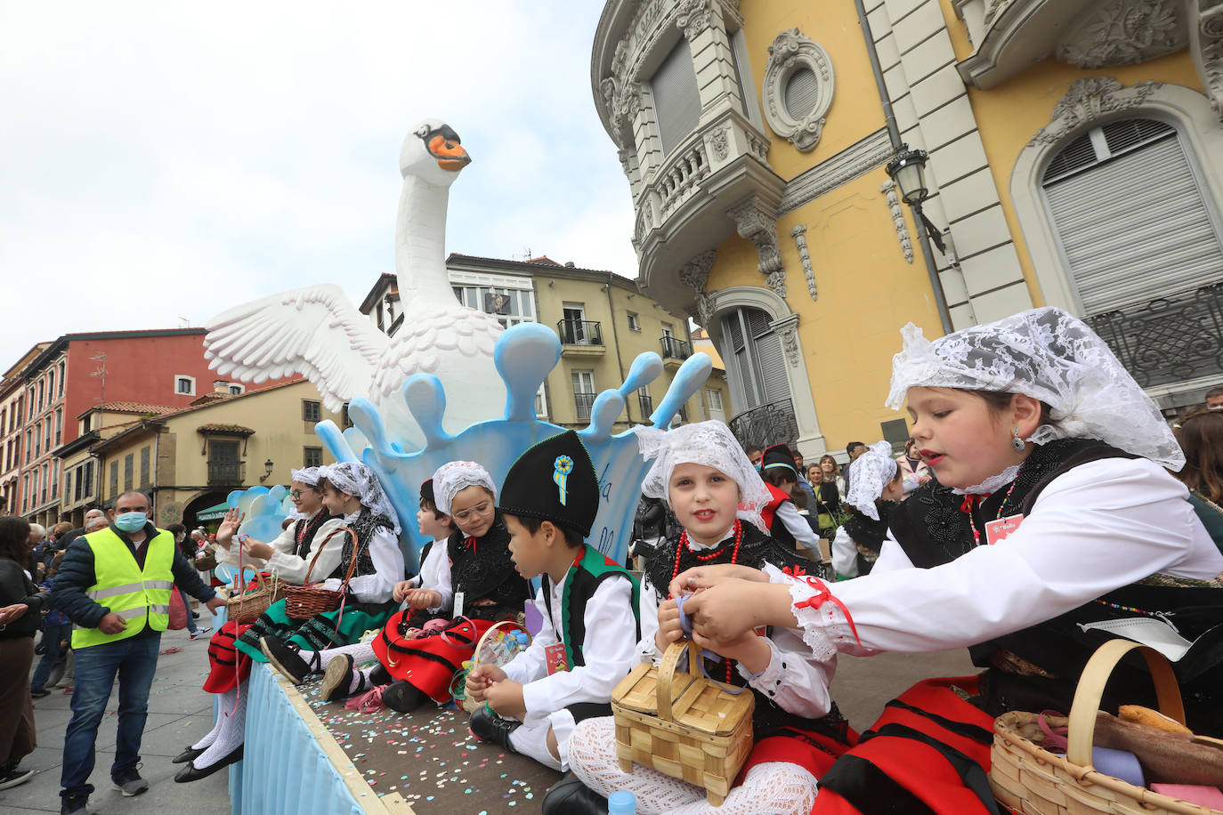 Tres años de espera, dos ediciones canceladas y muchas ganas después, Avilés por fin ha podido echarse de nuevo a la calle para celebrar las fiestas de El Bollo. El tradicional desfile que cierran las xanas y xaninas ha llenado de público las calles del casco histórico de la ciudad. 