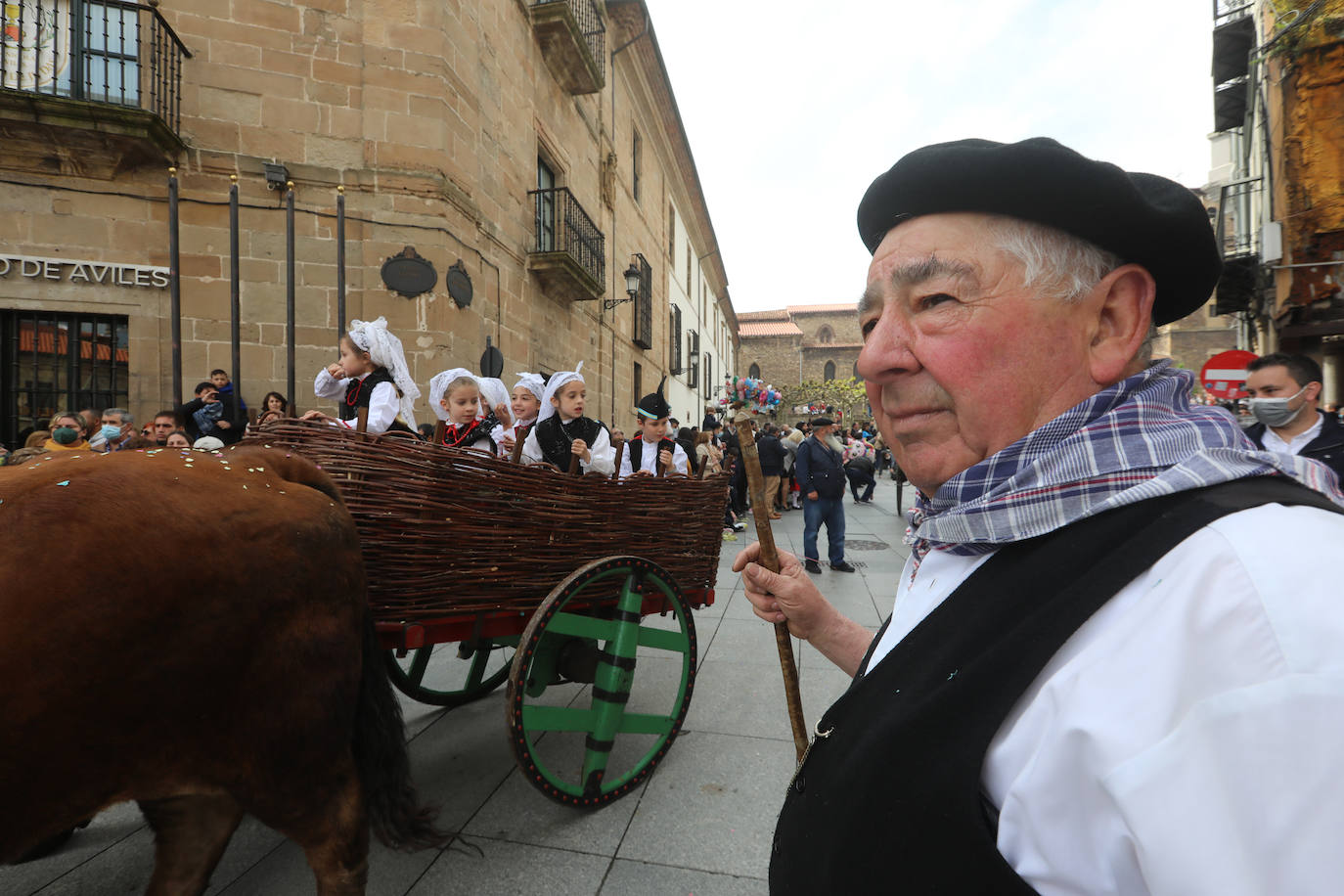 Tres años de espera, dos ediciones canceladas y muchas ganas después, Avilés por fin ha podido echarse de nuevo a la calle para celebrar las fiestas de El Bollo. El tradicional desfile que cierran las xanas y xaninas ha llenado de público las calles del casco histórico de la ciudad. 