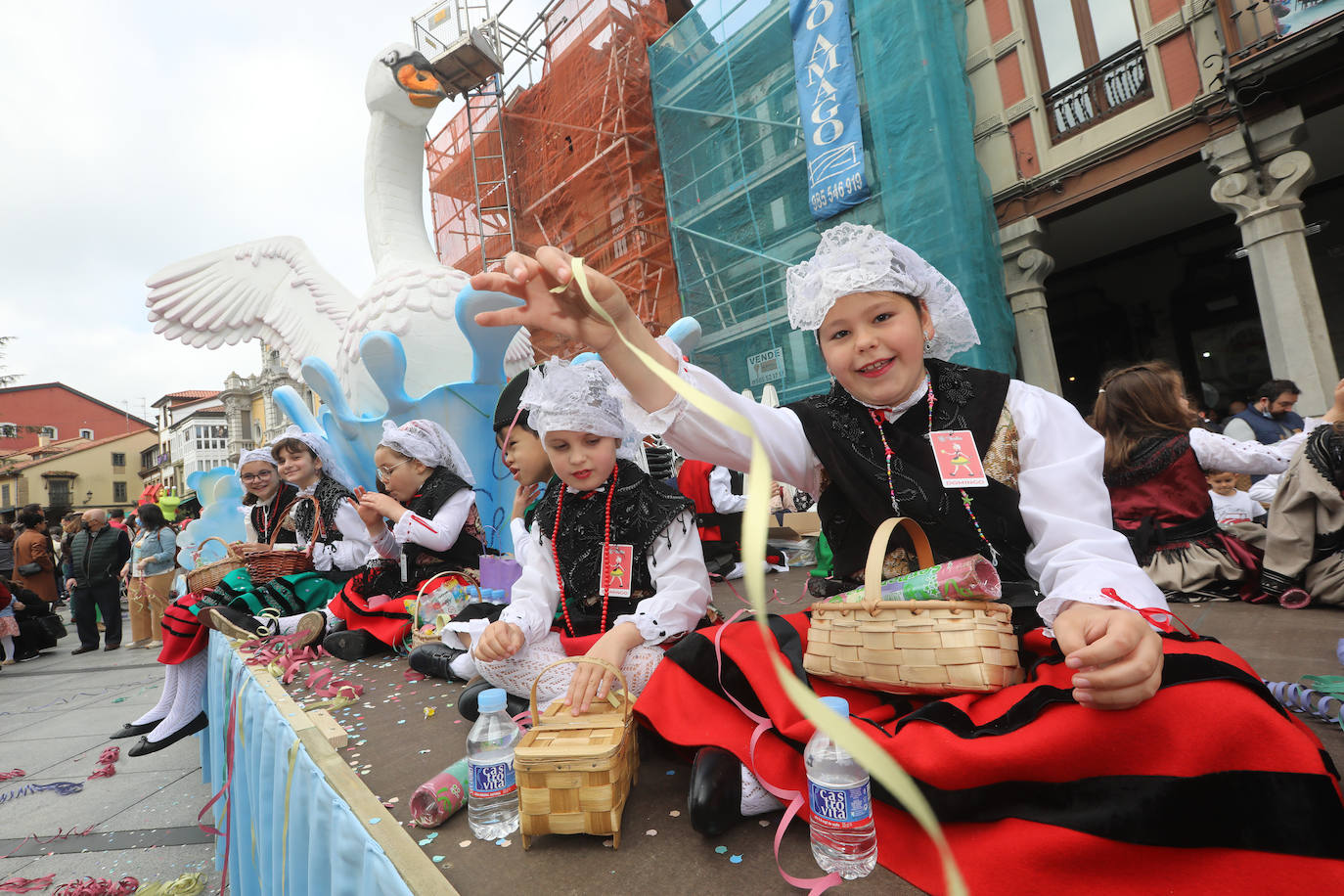 Tres años de espera, dos ediciones canceladas y muchas ganas después, Avilés por fin ha podido echarse de nuevo a la calle para celebrar las fiestas de El Bollo. El tradicional desfile que cierran las xanas y xaninas ha llenado de público las calles del casco histórico de la ciudad. 