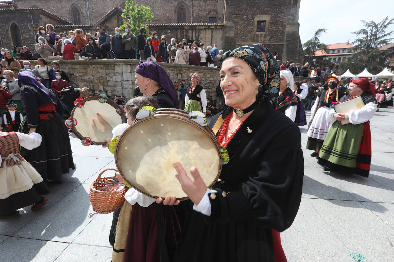 Tres años de espera, dos ediciones canceladas y muchas ganas después, Avilés por fin ha podido echarse de nuevo a la calle para celebrar las fiestas de El Bollo. El tradicional desfile que cierran las xanas y xaninas ha llenado de público las calles del casco histórico de la ciudad. 