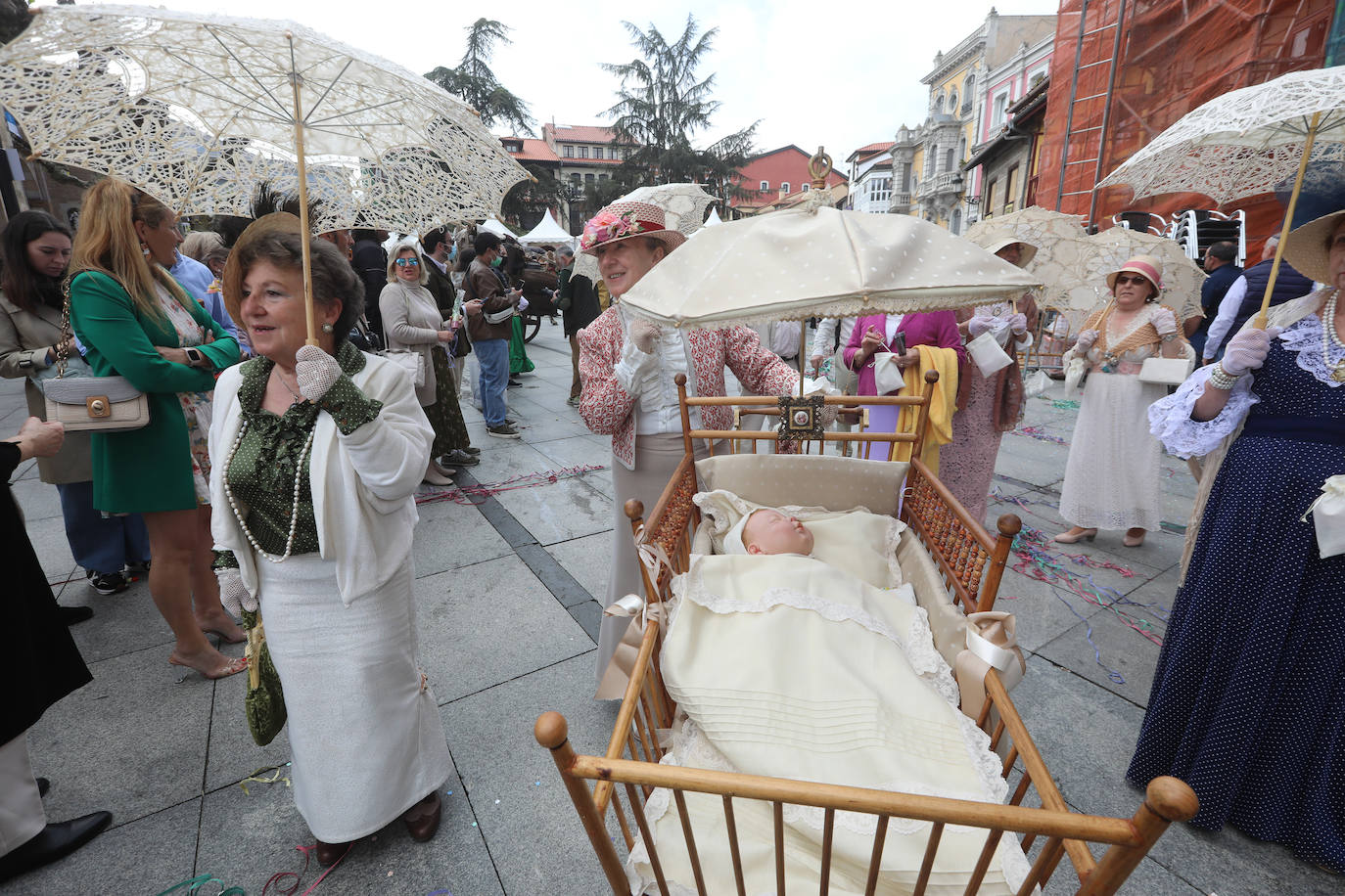 Tres años de espera, dos ediciones canceladas y muchas ganas después, Avilés por fin ha podido echarse de nuevo a la calle para celebrar las fiestas de El Bollo. El tradicional desfile que cierran las xanas y xaninas ha llenado de público las calles del casco histórico de la ciudad. 