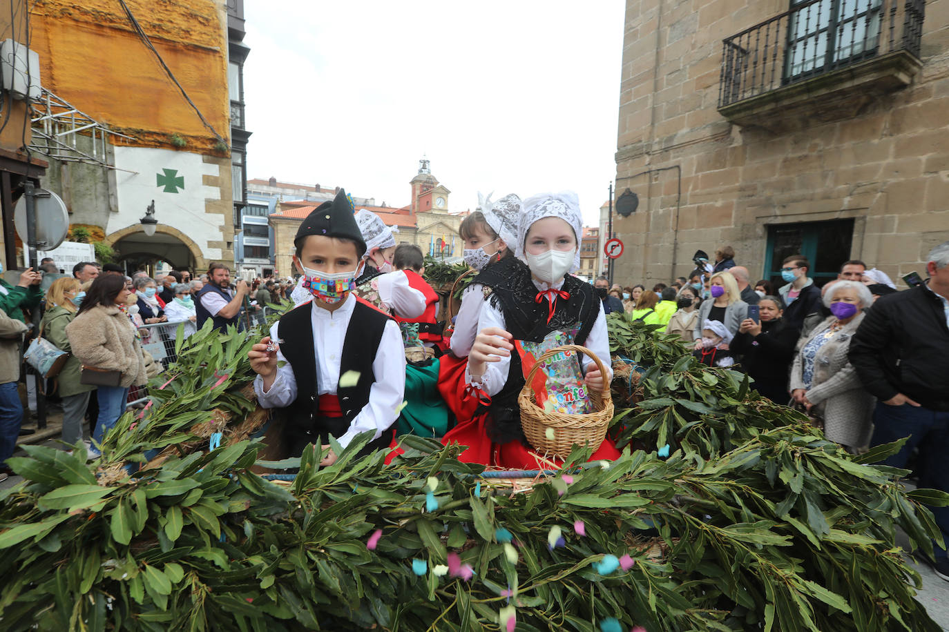 Tres años de espera, dos ediciones canceladas y muchas ganas después, Avilés por fin ha podido echarse de nuevo a la calle para celebrar las fiestas de El Bollo. El tradicional desfile que cierran las xanas y xaninas ha llenado de público las calles del casco histórico de la ciudad. 