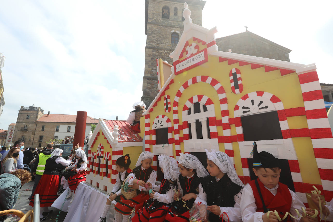 Tres años de espera, dos ediciones canceladas y muchas ganas después, Avilés por fin ha podido echarse de nuevo a la calle para celebrar las fiestas de El Bollo. El tradicional desfile que cierran las xanas y xaninas ha llenado de público las calles del casco histórico de la ciudad. 