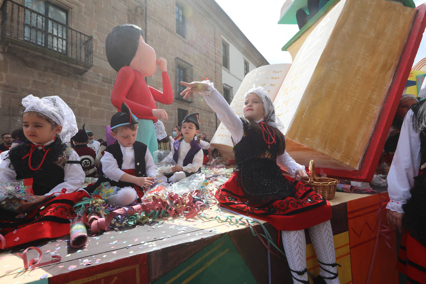 Tres años de espera, dos ediciones canceladas y muchas ganas después, Avilés por fin ha podido echarse de nuevo a la calle para celebrar las fiestas de El Bollo. El tradicional desfile que cierran las xanas y xaninas ha llenado de público las calles del casco histórico de la ciudad. 