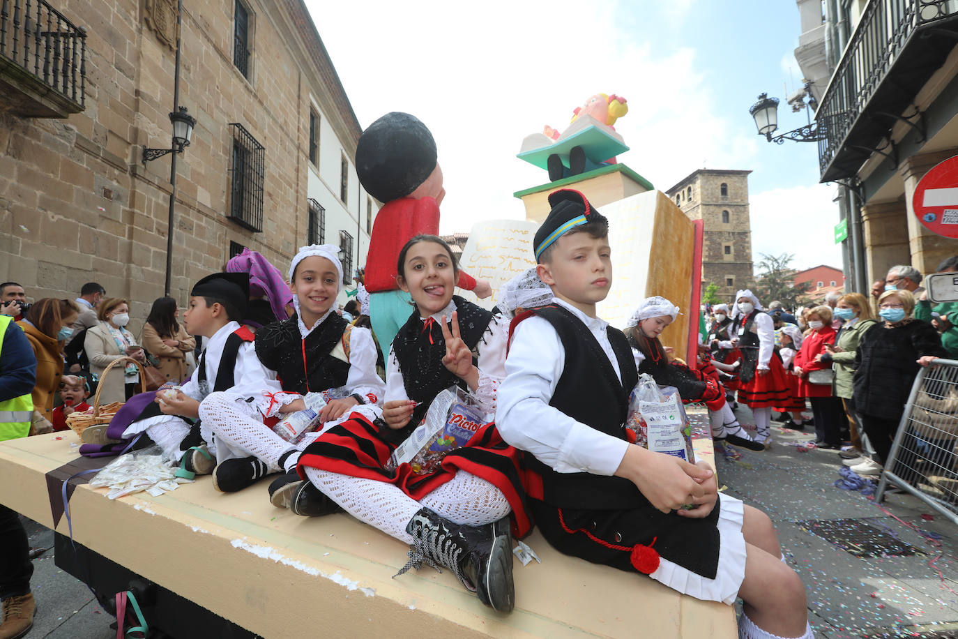 Tres años de espera, dos ediciones canceladas y muchas ganas después, Avilés por fin ha podido echarse de nuevo a la calle para celebrar las fiestas de El Bollo. El tradicional desfile que cierran las xanas y xaninas ha llenado de público las calles del casco histórico de la ciudad. 