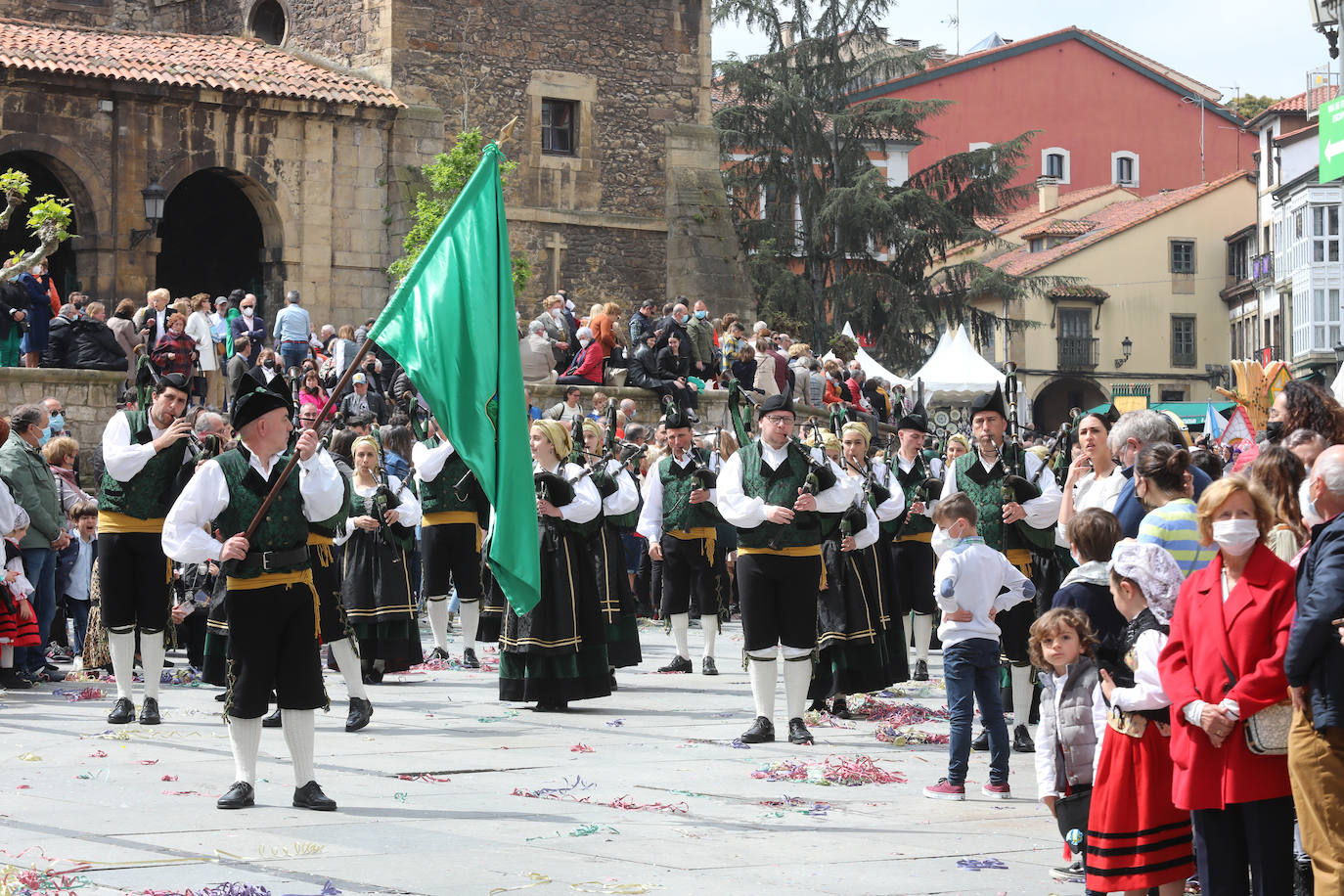 Tres años de espera, dos ediciones canceladas y muchas ganas después, Avilés por fin ha podido echarse de nuevo a la calle para celebrar las fiestas de El Bollo. El tradicional desfile que cierran las xanas y xaninas ha llenado de público las calles del casco histórico de la ciudad. 