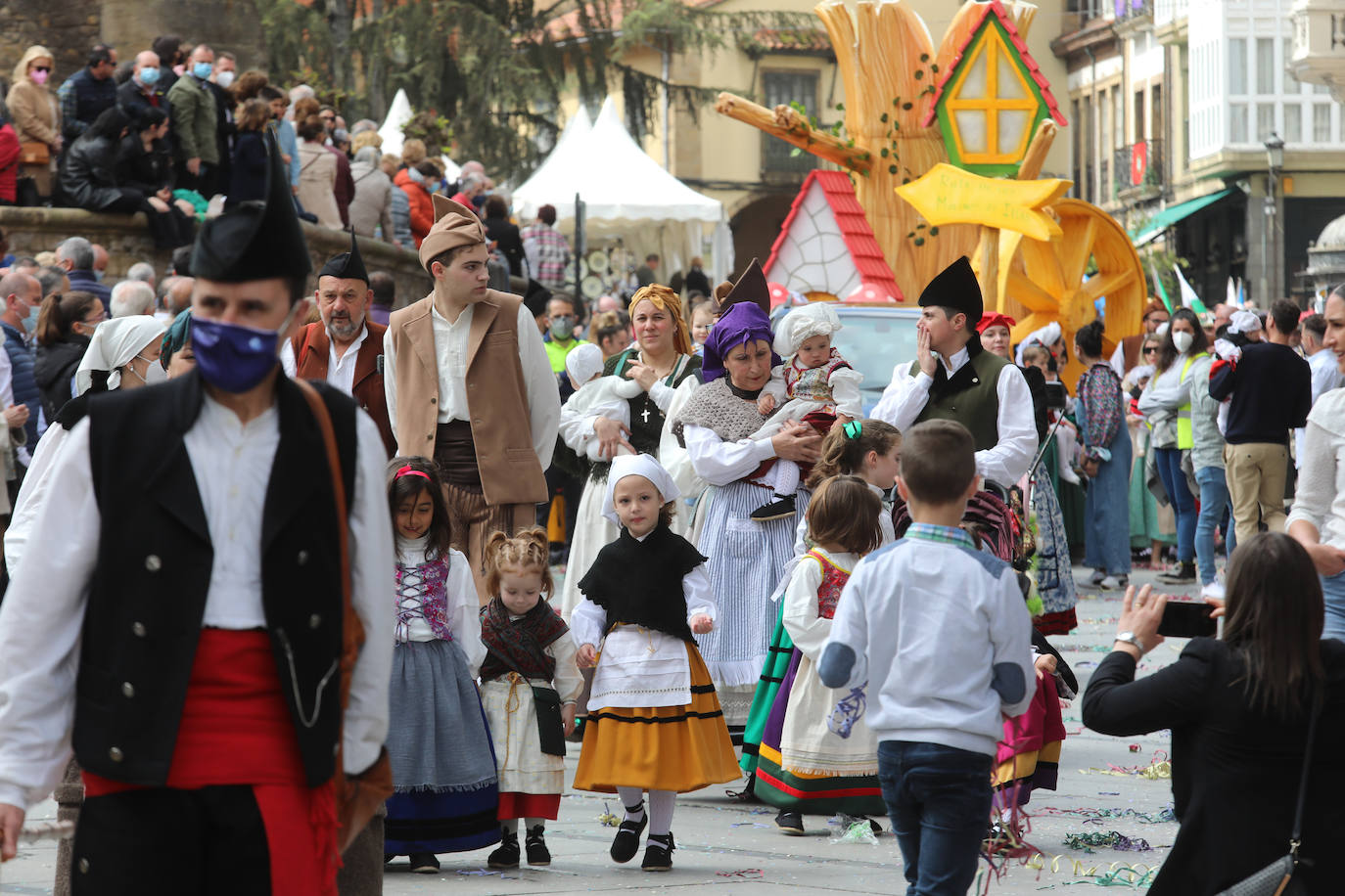 Tres años de espera, dos ediciones canceladas y muchas ganas después, Avilés por fin ha podido echarse de nuevo a la calle para celebrar las fiestas de El Bollo. El tradicional desfile que cierran las xanas y xaninas ha llenado de público las calles del casco histórico de la ciudad. 