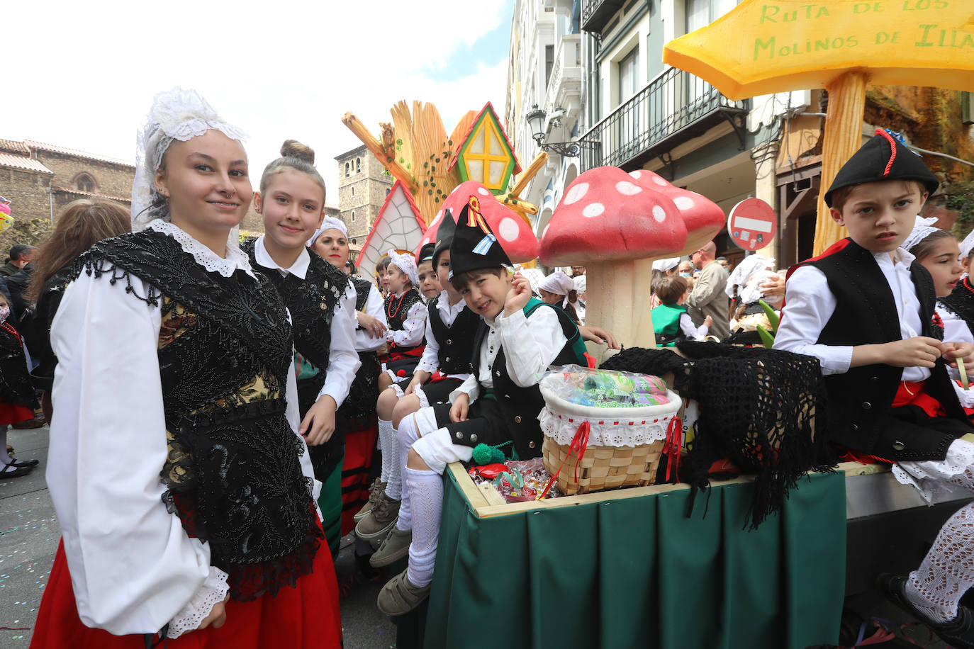 Tres años de espera, dos ediciones canceladas y muchas ganas después, Avilés por fin ha podido echarse de nuevo a la calle para celebrar las fiestas de El Bollo. El tradicional desfile que cierran las xanas y xaninas ha llenado de público las calles del casco histórico de la ciudad. 