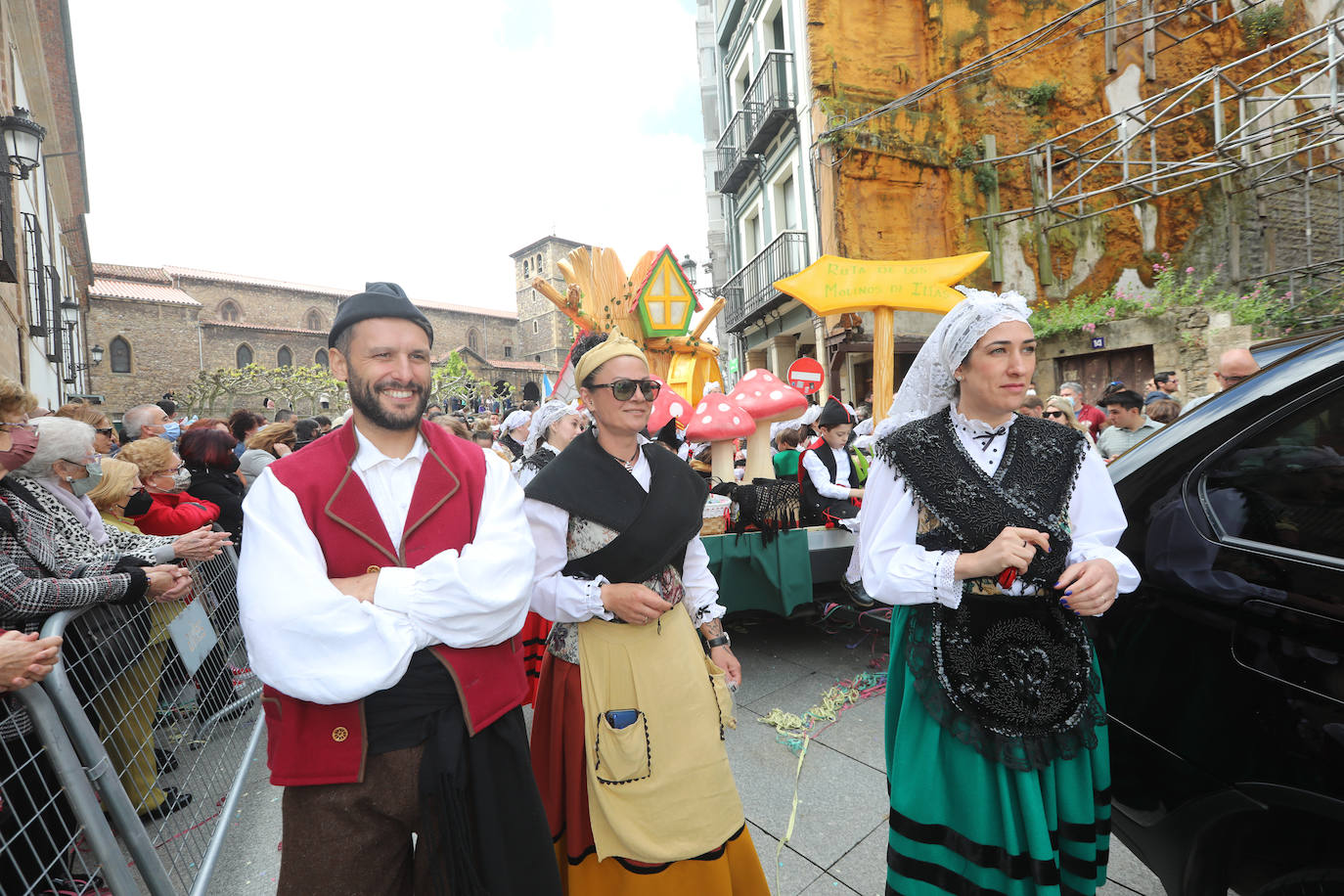 Tres años de espera, dos ediciones canceladas y muchas ganas después, Avilés por fin ha podido echarse de nuevo a la calle para celebrar las fiestas de El Bollo. El tradicional desfile que cierran las xanas y xaninas ha llenado de público las calles del casco histórico de la ciudad. 