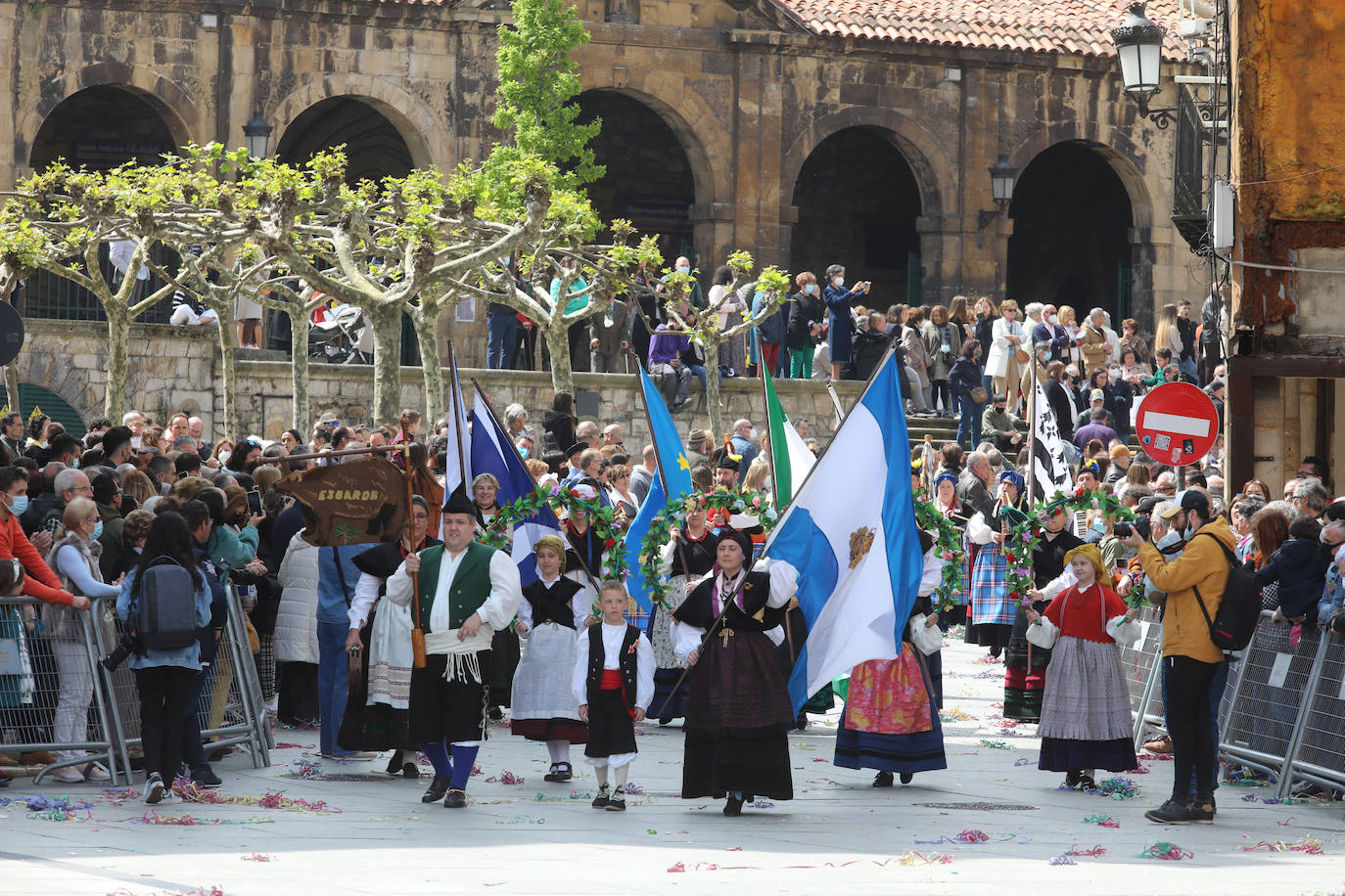 Tres años de espera, dos ediciones canceladas y muchas ganas después, Avilés por fin ha podido echarse de nuevo a la calle para celebrar las fiestas de El Bollo. El tradicional desfile que cierran las xanas y xaninas ha llenado de público las calles del casco histórico de la ciudad. 