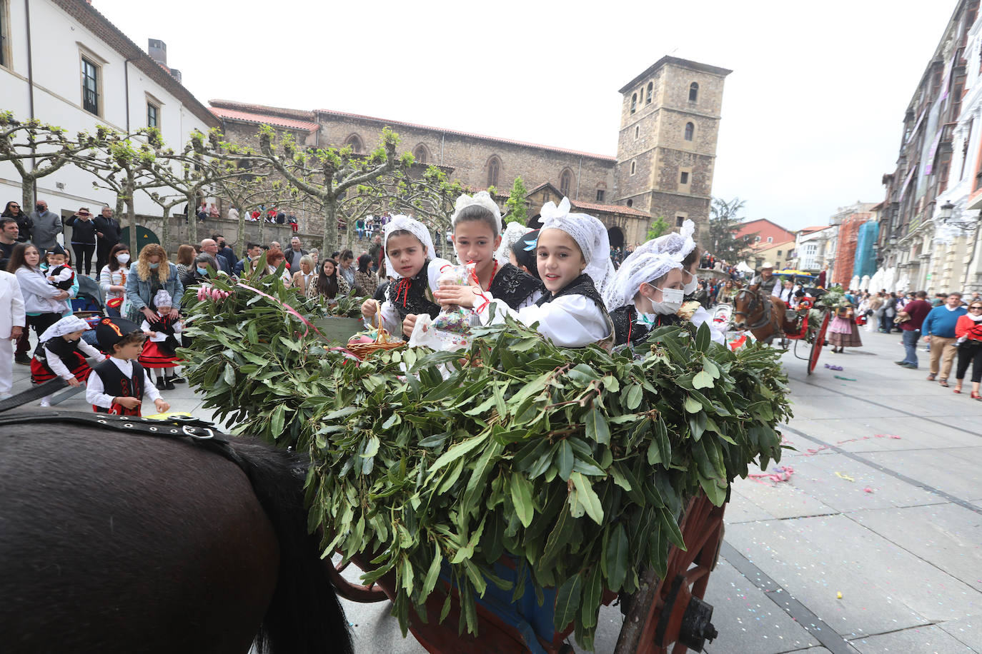 Tres años de espera, dos ediciones canceladas y muchas ganas después, Avilés por fin ha podido echarse de nuevo a la calle para celebrar las fiestas de El Bollo. El tradicional desfile que cierran las xanas y xaninas ha llenado de público las calles del casco histórico de la ciudad. 