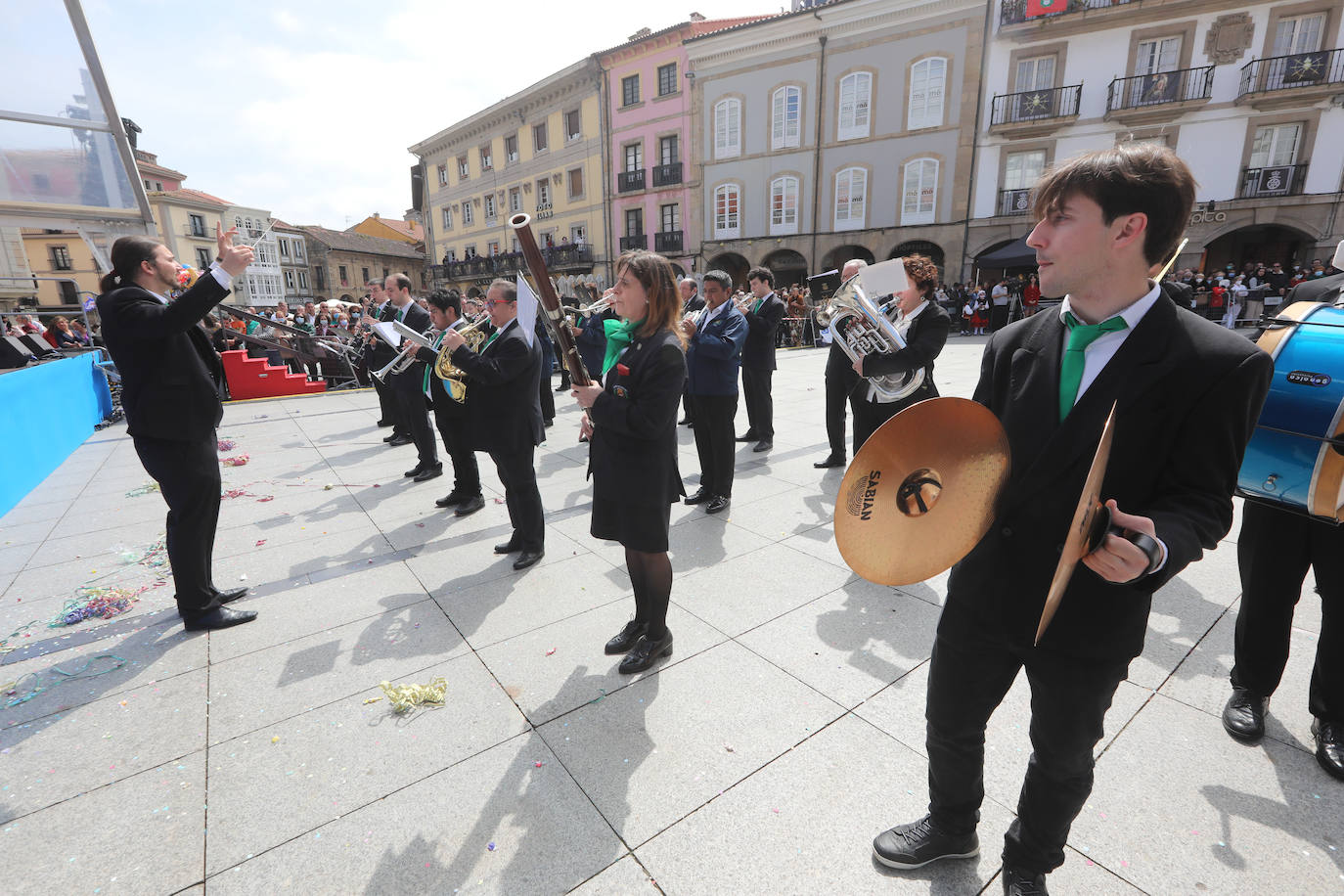 Tres años de espera, dos ediciones canceladas y muchas ganas después, Avilés por fin ha podido echarse de nuevo a la calle para celebrar las fiestas de El Bollo. El tradicional desfile que cierran las xanas y xaninas ha llenado de público las calles del casco histórico de la ciudad. 