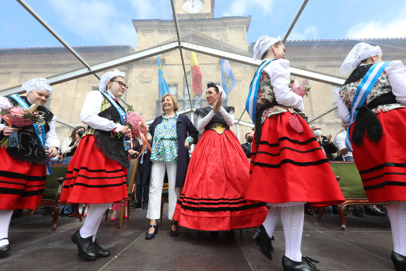 Tres años de espera, dos ediciones canceladas y muchas ganas después, Avilés por fin ha podido echarse de nuevo a la calle para celebrar las fiestas de El Bollo. El tradicional desfile que cierran las xanas y xaninas ha llenado de público las calles del casco histórico de la ciudad. 