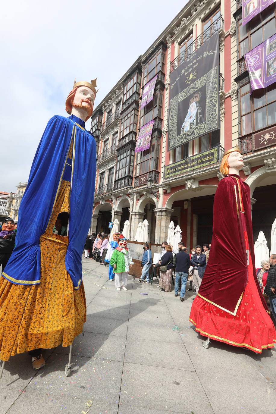 Tres años de espera, dos ediciones canceladas y muchas ganas después, Avilés por fin ha podido echarse de nuevo a la calle para celebrar las fiestas de El Bollo. El tradicional desfile que cierran las xanas y xaninas ha llenado de público las calles del casco histórico de la ciudad. 