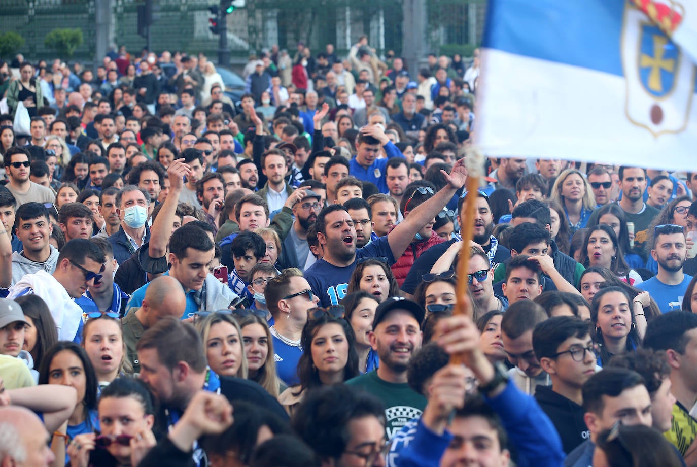 En una plaza abarrotada, cientos de seguidores azules se dejaron durante el derbi el alma y la garganta hasta explotar con el gol del triunfo.