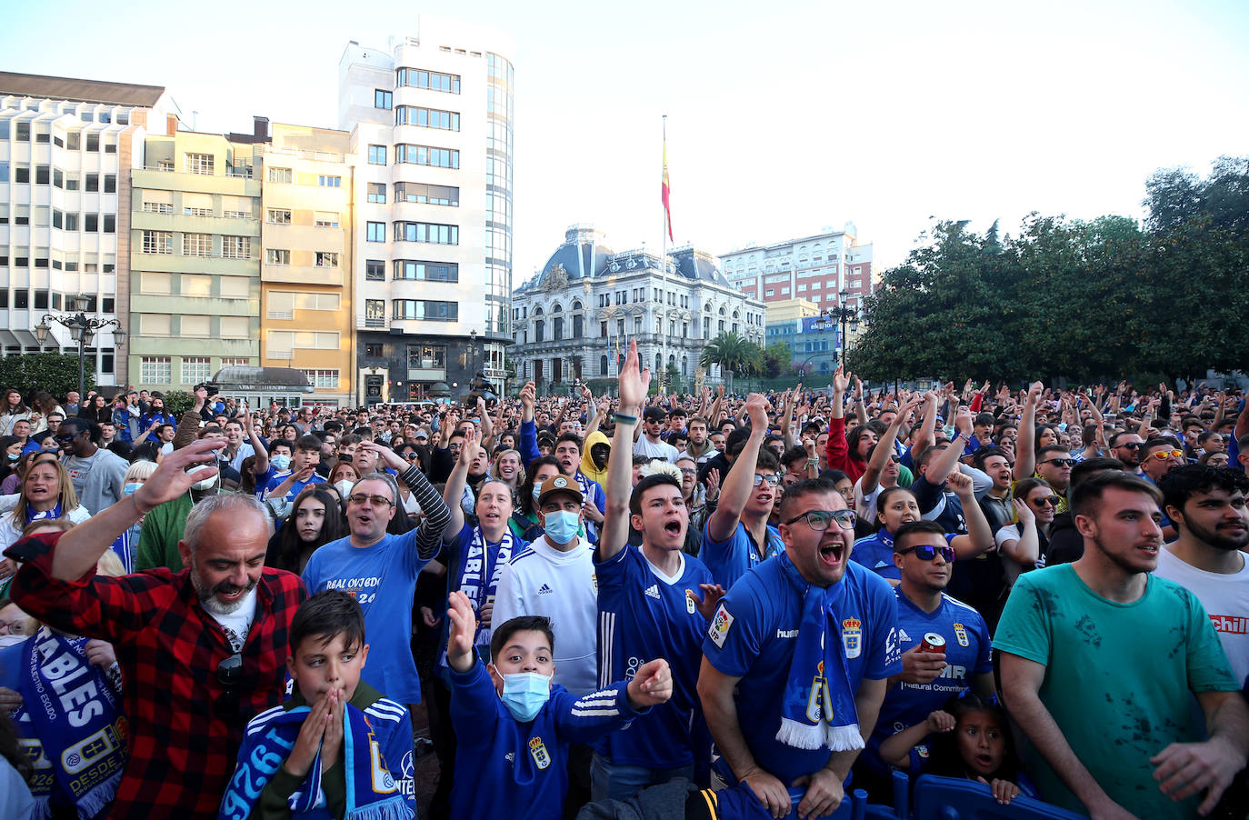 En una plaza abarrotada, cientos de seguidores azules se dejaron durante el derbi el alma y la garganta hasta explotar con el gol del triunfo.