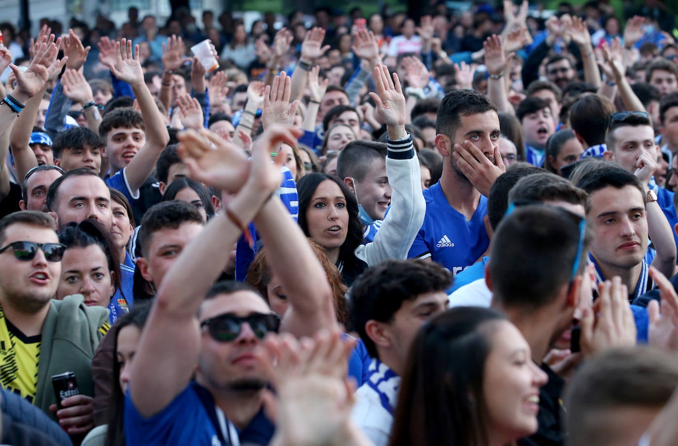En una plaza abarrotada, cientos de seguidores azules se dejaron durante el derbi el alma y la garganta hasta explotar con el gol del triunfo.