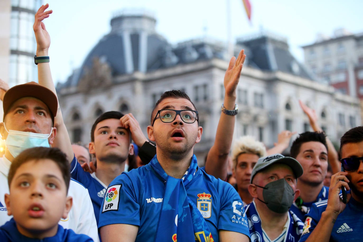 En una plaza abarrotada, cientos de seguidores azules se dejaron durante el derbi el alma y la garganta hasta explotar con el gol del triunfo.