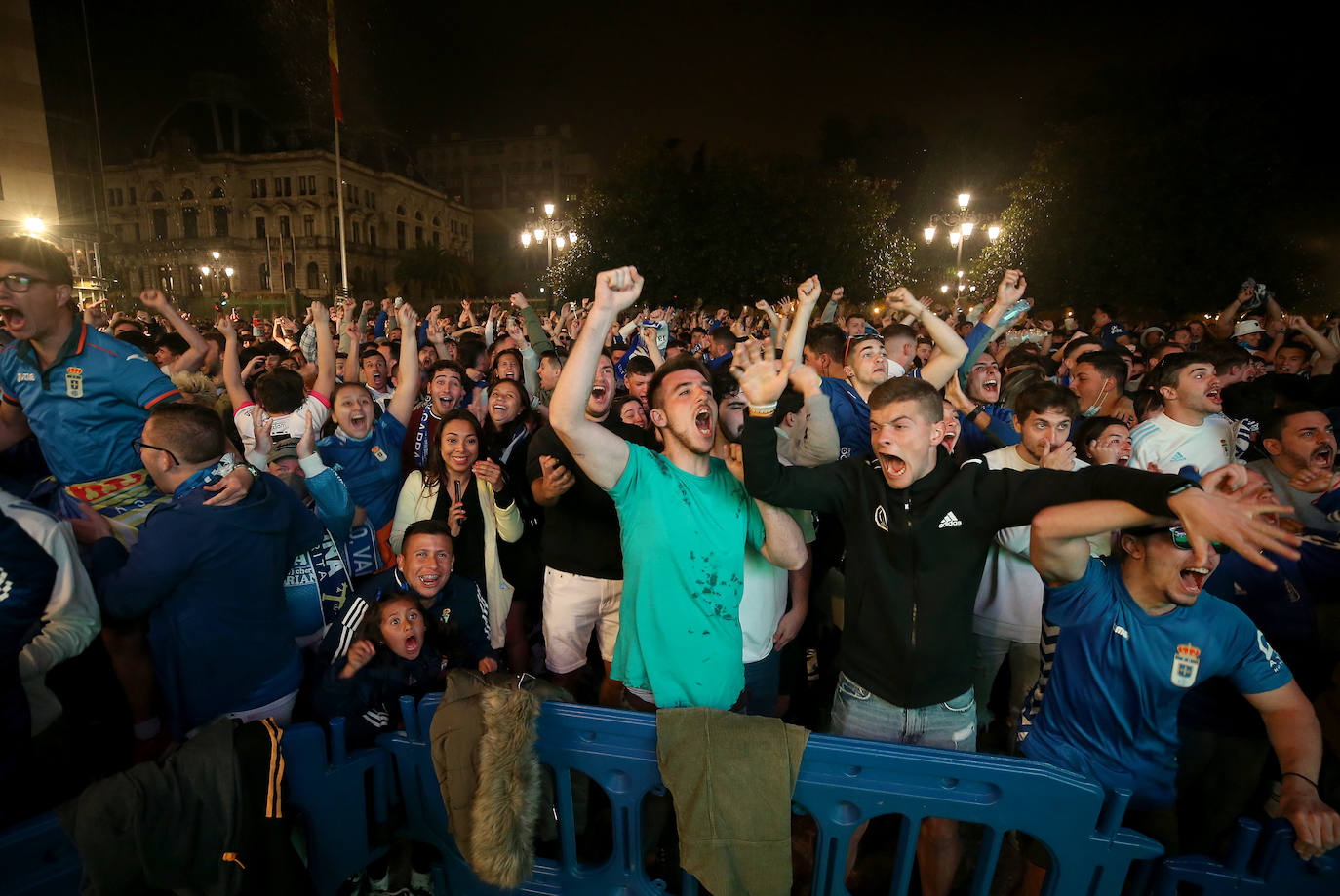 En una plaza abarrotada, cientos de seguidores azules se dejaron durante el derbi el alma y la garganta hasta explotar con el gol del triunfo.