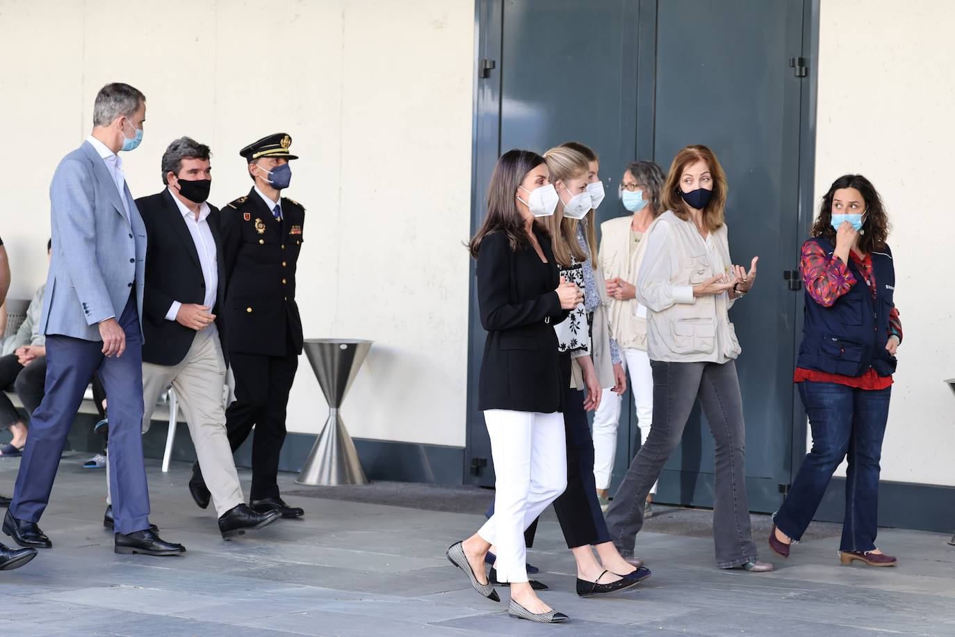 Los Reyes, Felipe VI y Doña Letizia; la Princesa de Asturias; y la Infanta Sofía han visitado el Centro de Recepción, Acogida y Derivación (CREADE) de refugiados ucranianos en Pozuelo de Alarcón. Esta visita ha supuesto el primer acto público para la Princesa Leonor desde la ceremonia de entrega de los Premios Princesa de Asturias, que se celebró en Oviedo el pasado mes de octubre. La Princesa Leonor se encuentra cursando sus estudios en el UWC Atlantic College de Gales. 