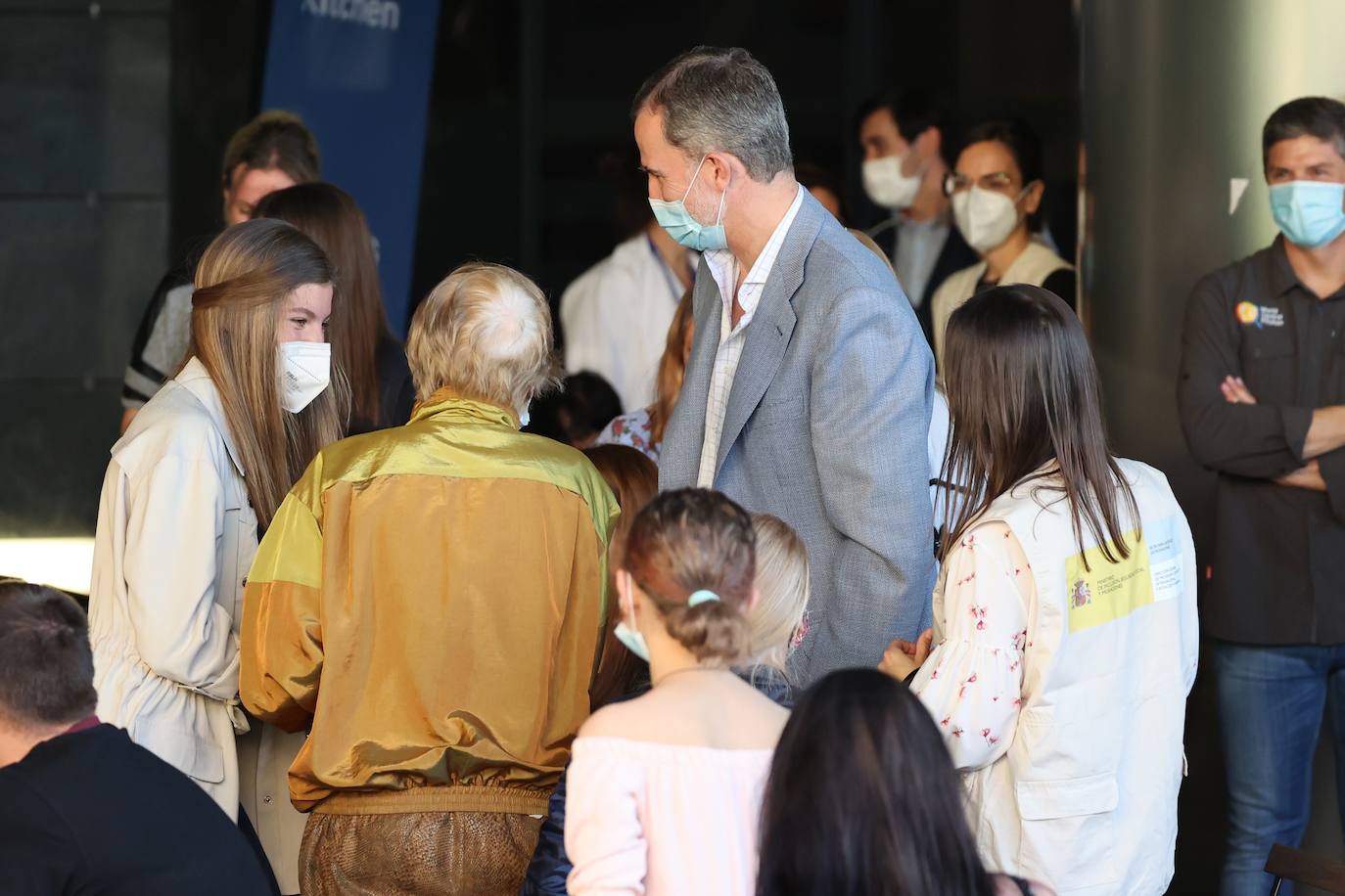 Los Reyes, Felipe VI y Doña Letizia; la Princesa de Asturias; y la Infanta Sofía han visitado el Centro de Recepción, Acogida y Derivación (CREADE) de refugiados ucranianos en Pozuelo de Alarcón. Esta visita ha supuesto el primer acto público para la Princesa Leonor desde la ceremonia de entrega de los Premios Princesa de Asturias, que se celebró en Oviedo el pasado mes de octubre. La Princesa Leonor se encuentra cursando sus estudios en el UWC Atlantic College de Gales. 