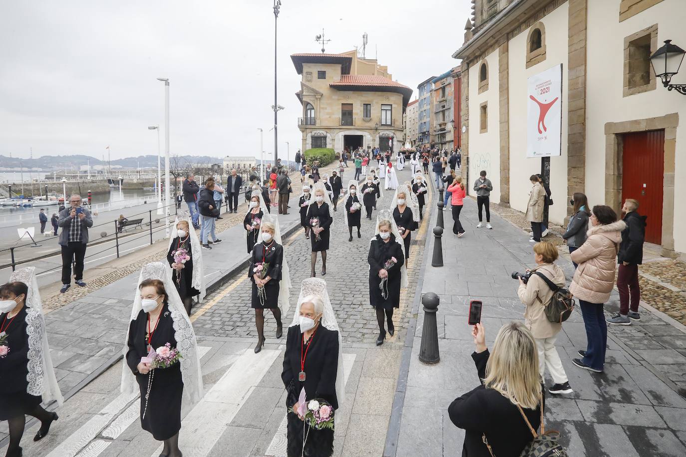 Cientos de personas han acudido en Gijón a la emotiva procesión del Domingo de Resurrección 