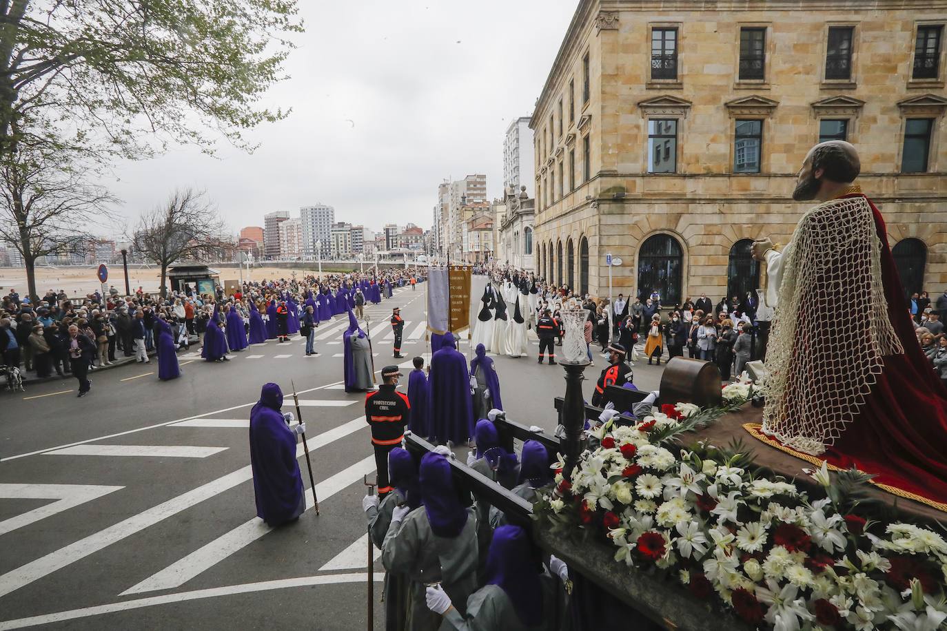 Cientos de personas han acudido en Gijón a la emotiva procesión del Domingo de Resurrección 