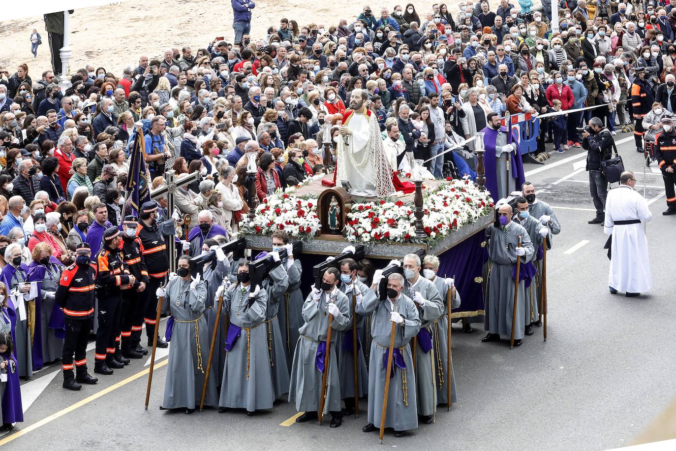 Cientos de personas han acudido en Gijón a la emotiva procesión del Domingo de Resurrección 