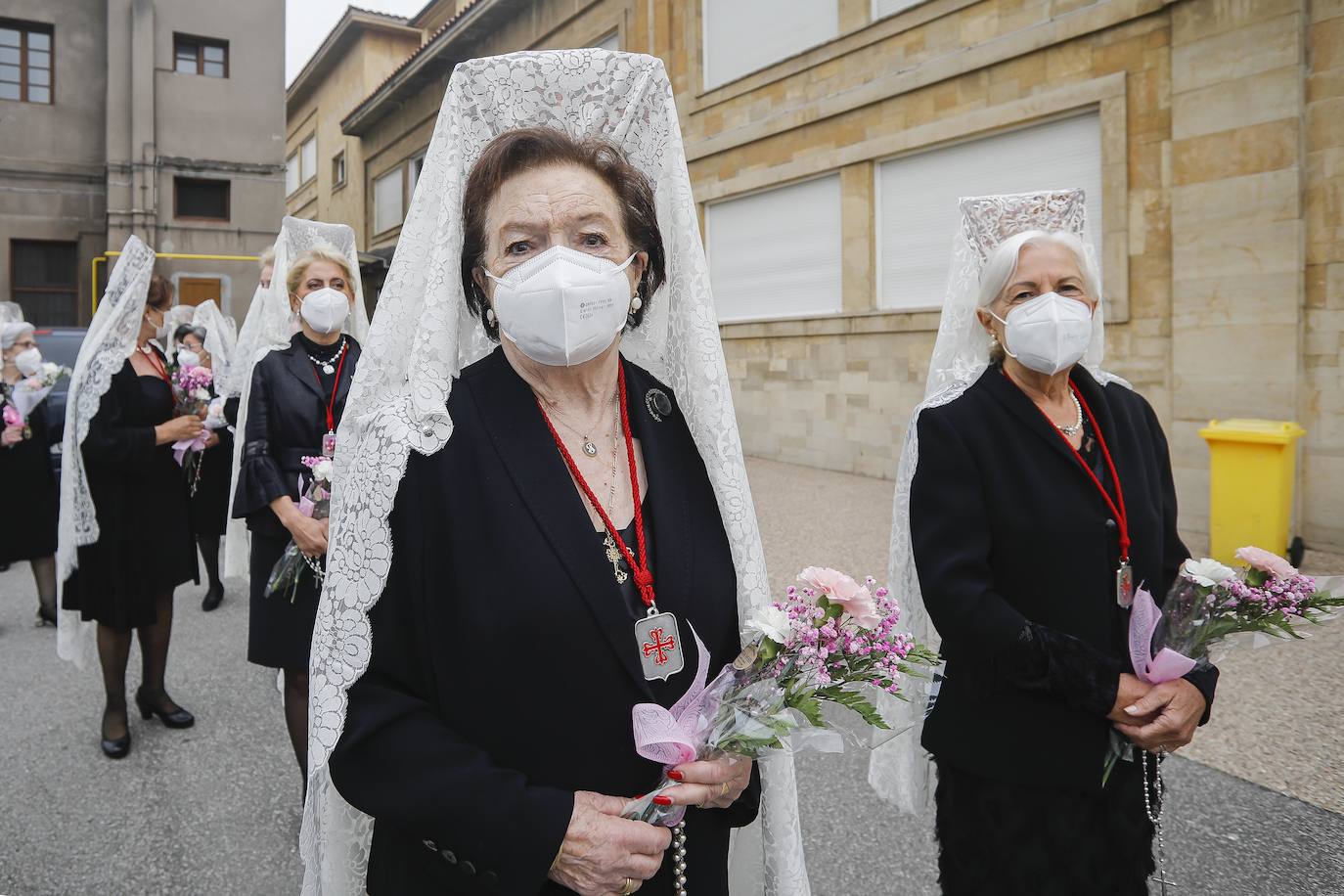 Cientos de personas han acudido en Gijón a la emotiva procesión del Domingo de Resurrección 