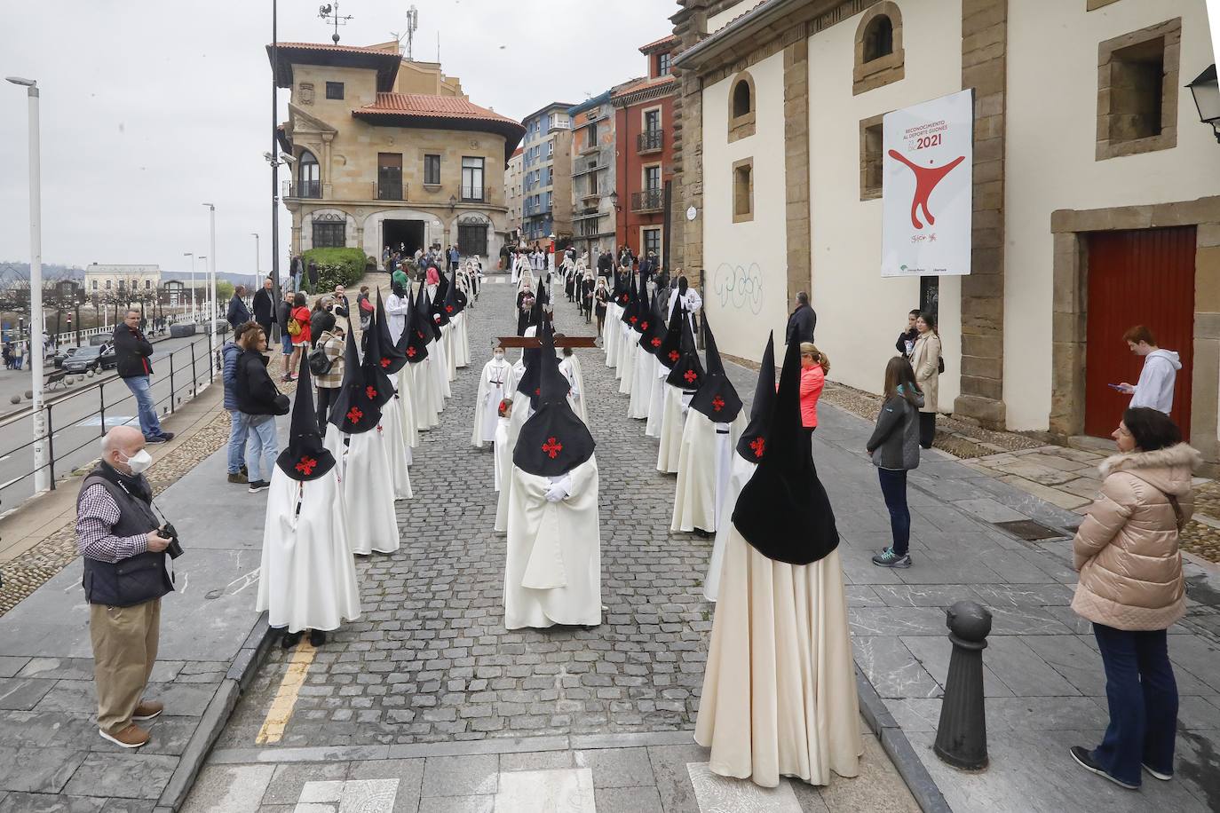 Cientos de personas han acudido en Gijón a la emotiva procesión del Domingo de Resurrección 