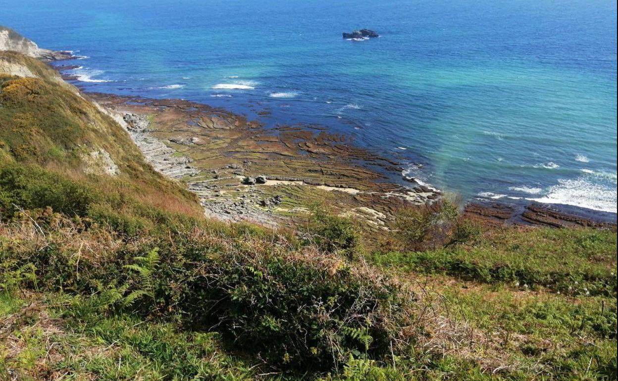 Cierran la playa gijonesa de Serín por una mancha en la mar y riesgo de desprendimientos
