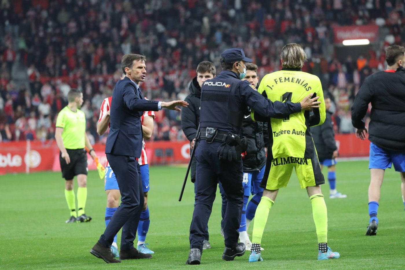 El derbi estalló en el túnel de vestuarios