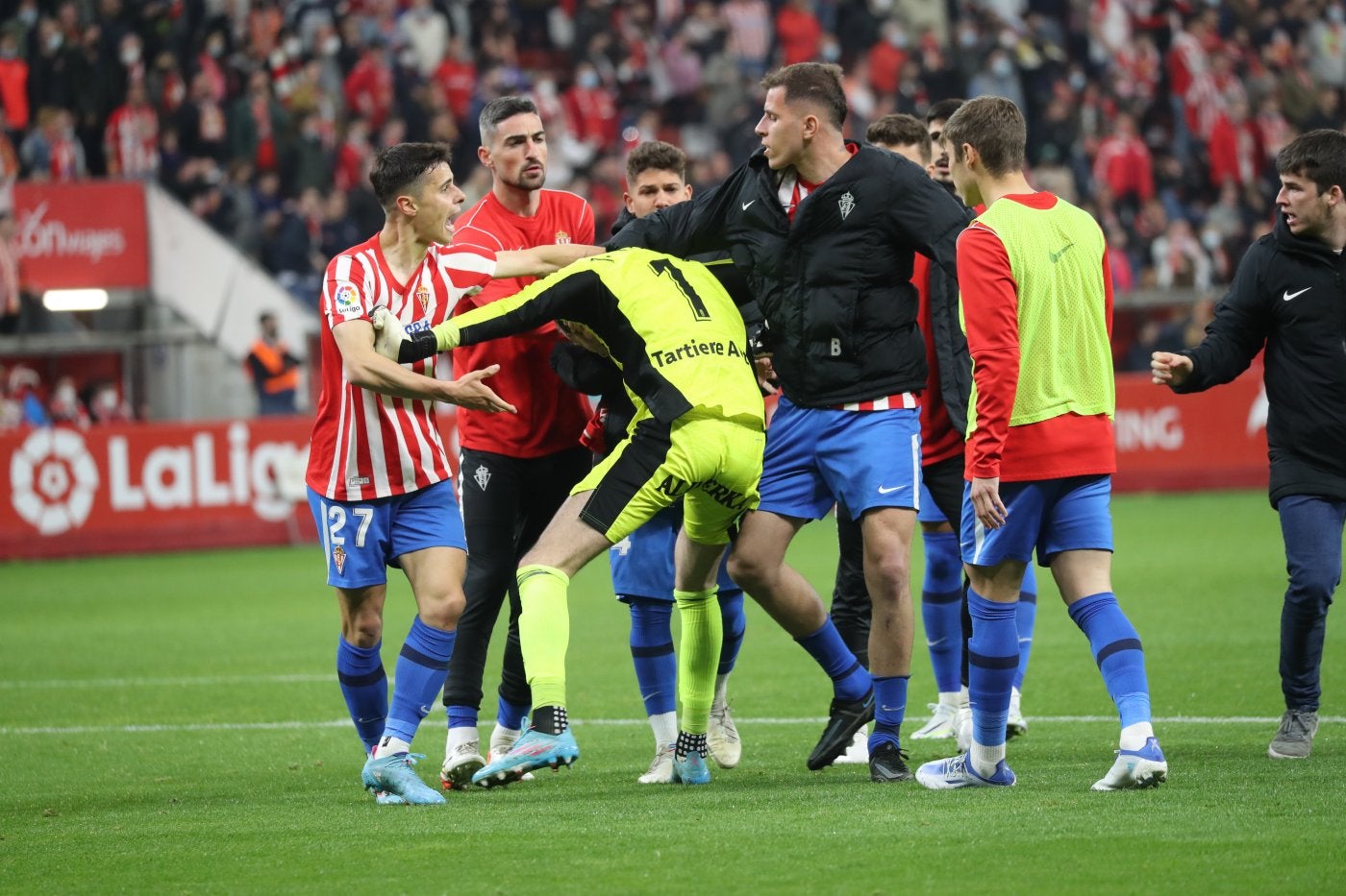 Momento en el que Christian Rivera agrede a Joan Femenías. 