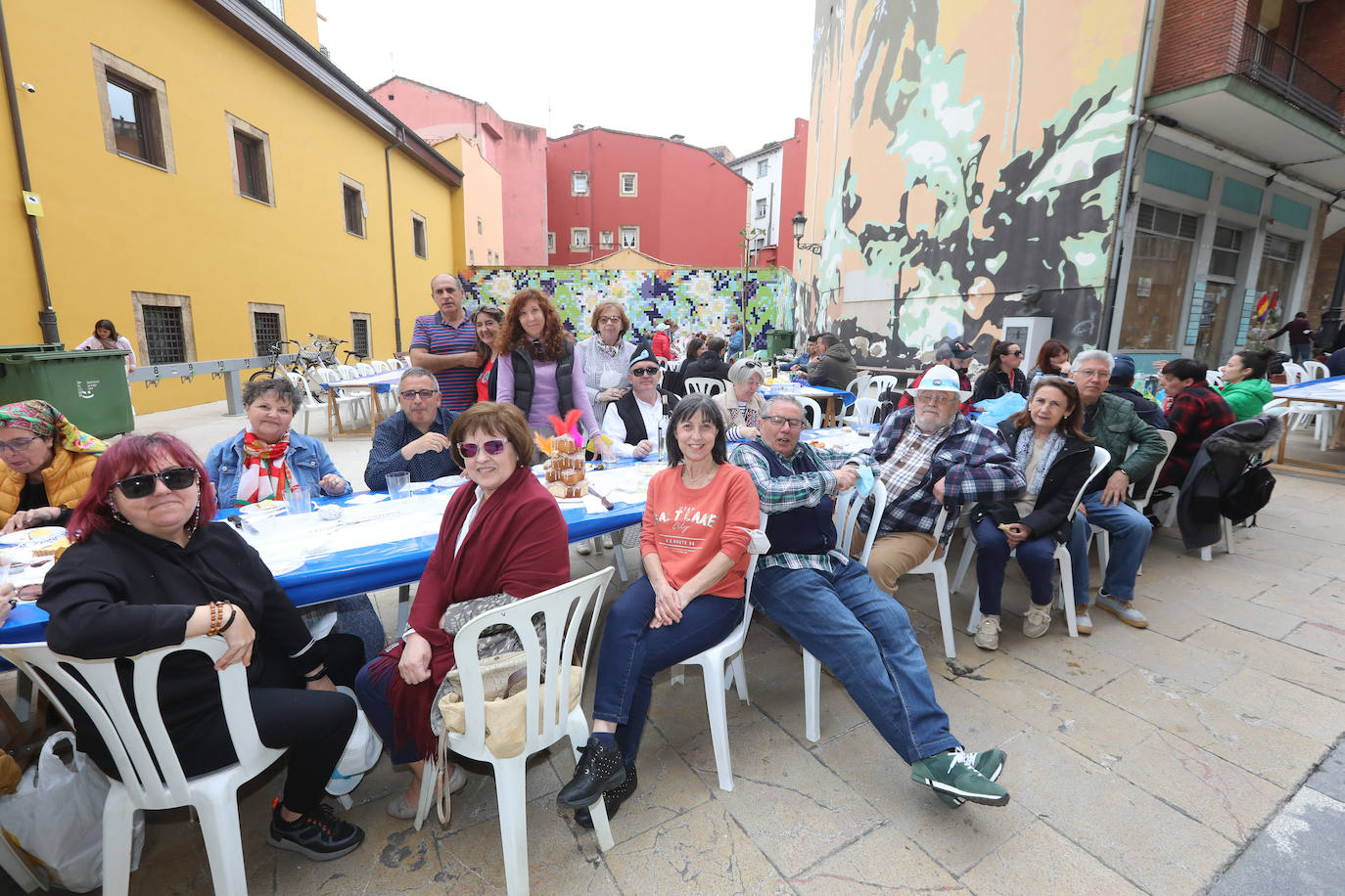 Dos años ha tardado Avilés en volver a celebrar su tradicional Comida en la Calle y la espera no ha decepcionado. 15.000 personas se han dado cita este lunes para comer en una de las mesas distribuidas a lo largo de cinco kilómetros. Muchos adelantaron el vermú para ponerse pronto a comer ante la previsión de lluvia. Además, personas de todas las edades han acudido al parque de Ferrera como alternativa para celebrar la Comida en la Calle de las fiestas de El Bollo, que también ha contado con representación política. 