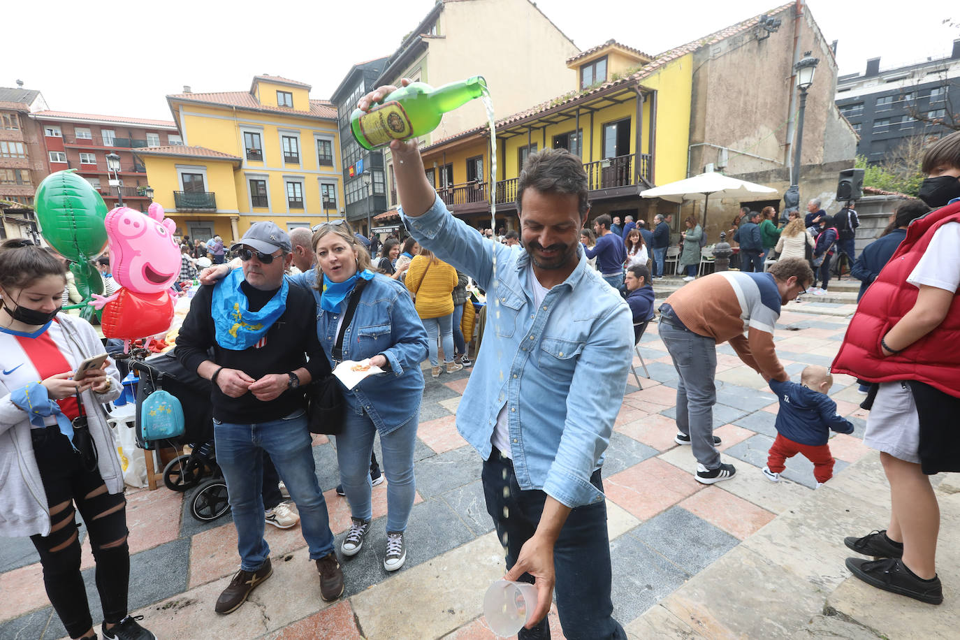 Dos años ha tardado Avilés en volver a celebrar su tradicional Comida en la Calle y la espera no ha decepcionado. 15.000 personas se han dado cita este lunes para comer en una de las mesas distribuidas a lo largo de cinco kilómetros. Muchos adelantaron el vermú para ponerse pronto a comer ante la previsión de lluvia. Además, personas de todas las edades han acudido al parque de Ferrera como alternativa para celebrar la Comida en la Calle de las fiestas de El Bollo, que también ha contado con representación política. 