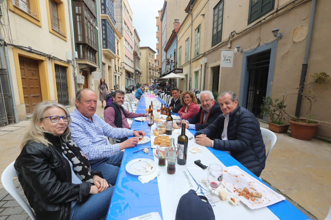 Dos años ha tardado Avilés en volver a celebrar su tradicional Comida en la Calle y la espera no ha decepcionado. 15.000 personas se han dado cita este lunes para comer en una de las mesas distribuidas a lo largo de cinco kilómetros. Muchos adelantaron el vermú para ponerse pronto a comer ante la previsión de lluvia. Además, personas de todas las edades han acudido al parque de Ferrera como alternativa para celebrar la Comida en la Calle de las fiestas de El Bollo, que también ha contado con representación política. 