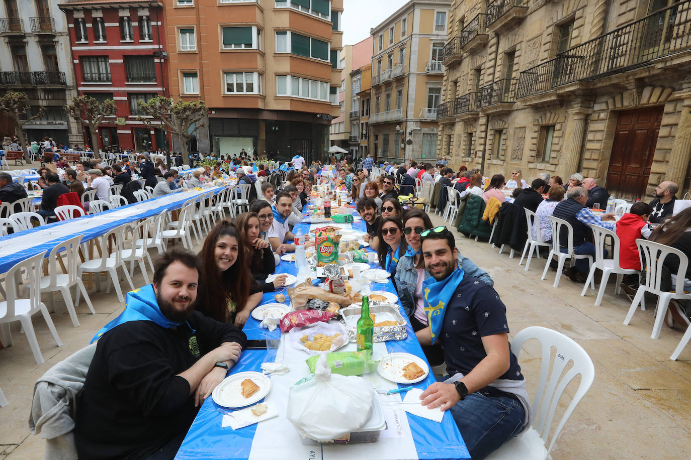 Dos años ha tardado Avilés en volver a celebrar su tradicional Comida en la Calle y la espera no ha decepcionado. 15.000 personas se han dado cita este lunes para comer en una de las mesas distribuidas a lo largo de cinco kilómetros. Muchos adelantaron el vermú para ponerse pronto a comer ante la previsión de lluvia. Además, personas de todas las edades han acudido al parque de Ferrera como alternativa para celebrar la Comida en la Calle de las fiestas de El Bollo, que también ha contado con representación política. 