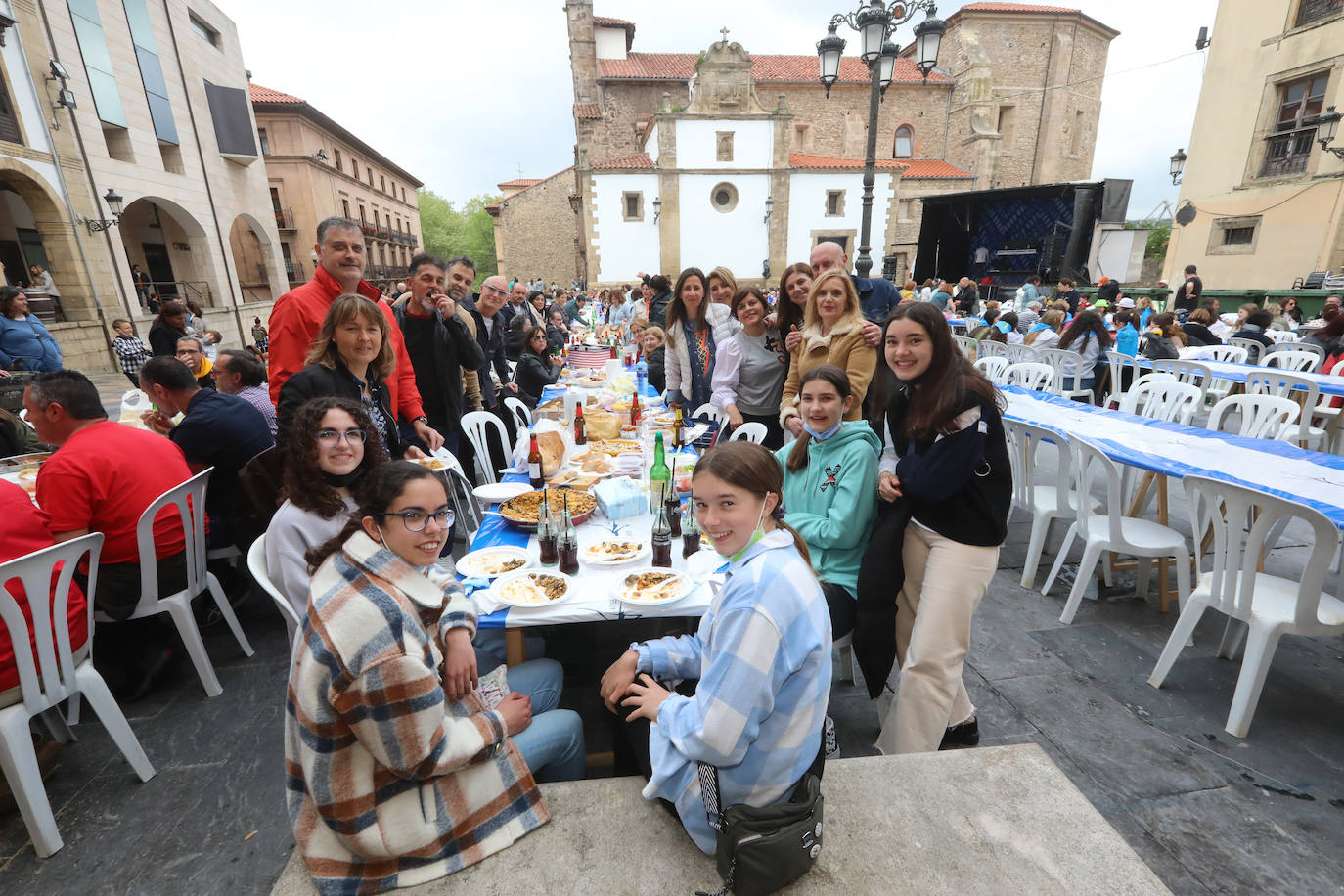 Dos años ha tardado Avilés en volver a celebrar su tradicional Comida en la Calle y la espera no ha decepcionado. 15.000 personas se han dado cita este lunes para comer en una de las mesas distribuidas a lo largo de cinco kilómetros. Muchos adelantaron el vermú para ponerse pronto a comer ante la previsión de lluvia. Además, personas de todas las edades han acudido al parque de Ferrera como alternativa para celebrar la Comida en la Calle de las fiestas de El Bollo, que también ha contado con representación política. 