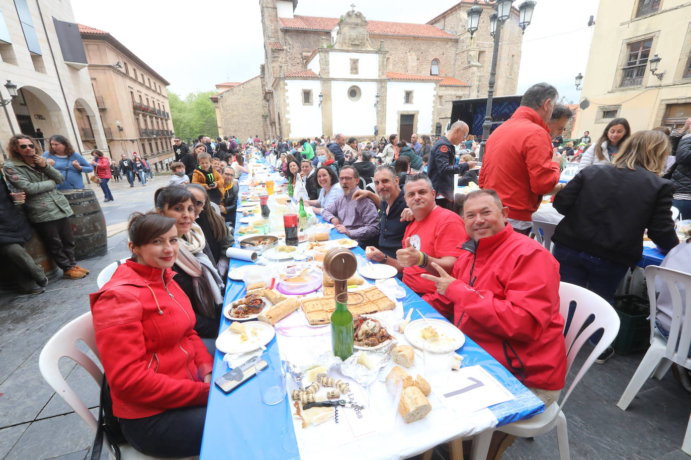 Dos años ha tardado Avilés en volver a celebrar su tradicional Comida en la Calle y la espera no ha decepcionado. 15.000 personas se han dado cita este lunes para comer en una de las mesas distribuidas a lo largo de cinco kilómetros. Muchos adelantaron el vermú para ponerse pronto a comer ante la previsión de lluvia. Además, personas de todas las edades han acudido al parque de Ferrera como alternativa para celebrar la Comida en la Calle de las fiestas de El Bollo, que también ha contado con representación política. 