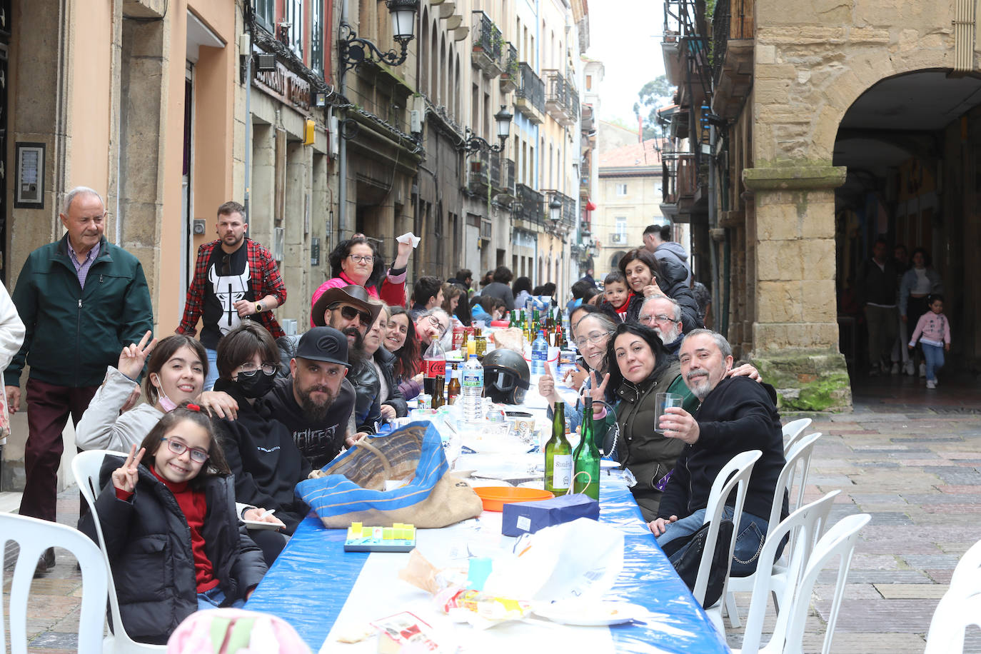 Dos años ha tardado Avilés en volver a celebrar su tradicional Comida en la Calle y la espera no ha decepcionado. 15.000 personas se han dado cita este lunes para comer en una de las mesas distribuidas a lo largo de cinco kilómetros. Muchos adelantaron el vermú para ponerse pronto a comer ante la previsión de lluvia. Además, personas de todas las edades han acudido al parque de Ferrera como alternativa para celebrar la Comida en la Calle de las fiestas de El Bollo, que también ha contado con representación política. 