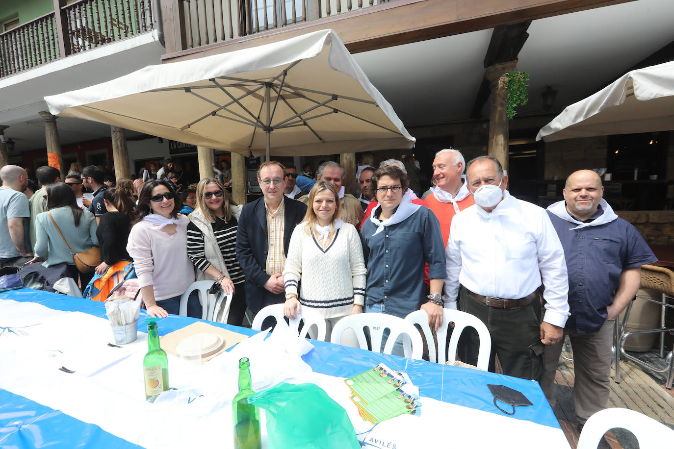 Dos años ha tardado Avilés en volver a celebrar su tradicional Comida en la Calle y la espera no ha decepcionado. 15.000 personas se han dado cita este lunes para comer en una de las mesas distribuidas a lo largo de cinco kilómetros. Muchos adelantaron el vermú para ponerse pronto a comer ante la previsión de lluvia. Además, personas de todas las edades han acudido al parque de Ferrera como alternativa para celebrar la Comida en la Calle de las fiestas de El Bollo, que también ha contado con representación política. 