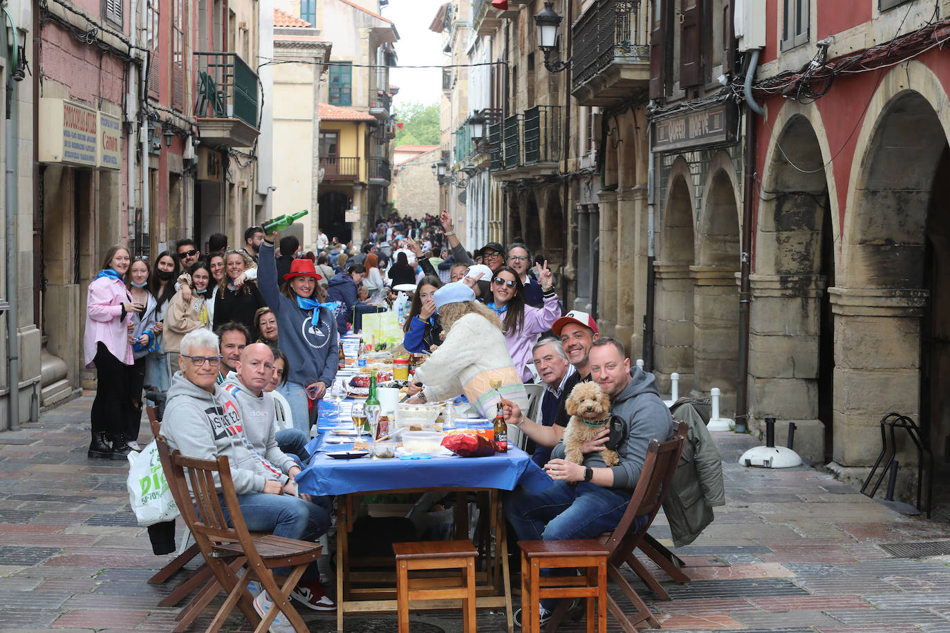 Dos años ha tardado Avilés en volver a celebrar su tradicional Comida en la Calle y la espera no ha decepcionado. 15.000 personas se han dado cita este lunes para comer en una de las mesas distribuidas a lo largo de cinco kilómetros. Muchos adelantaron el vermú para ponerse pronto a comer ante la previsión de lluvia. Además, personas de todas las edades han acudido al parque de Ferrera como alternativa para celebrar la Comida en la Calle de las fiestas de El Bollo, que también ha contado con representación política. 