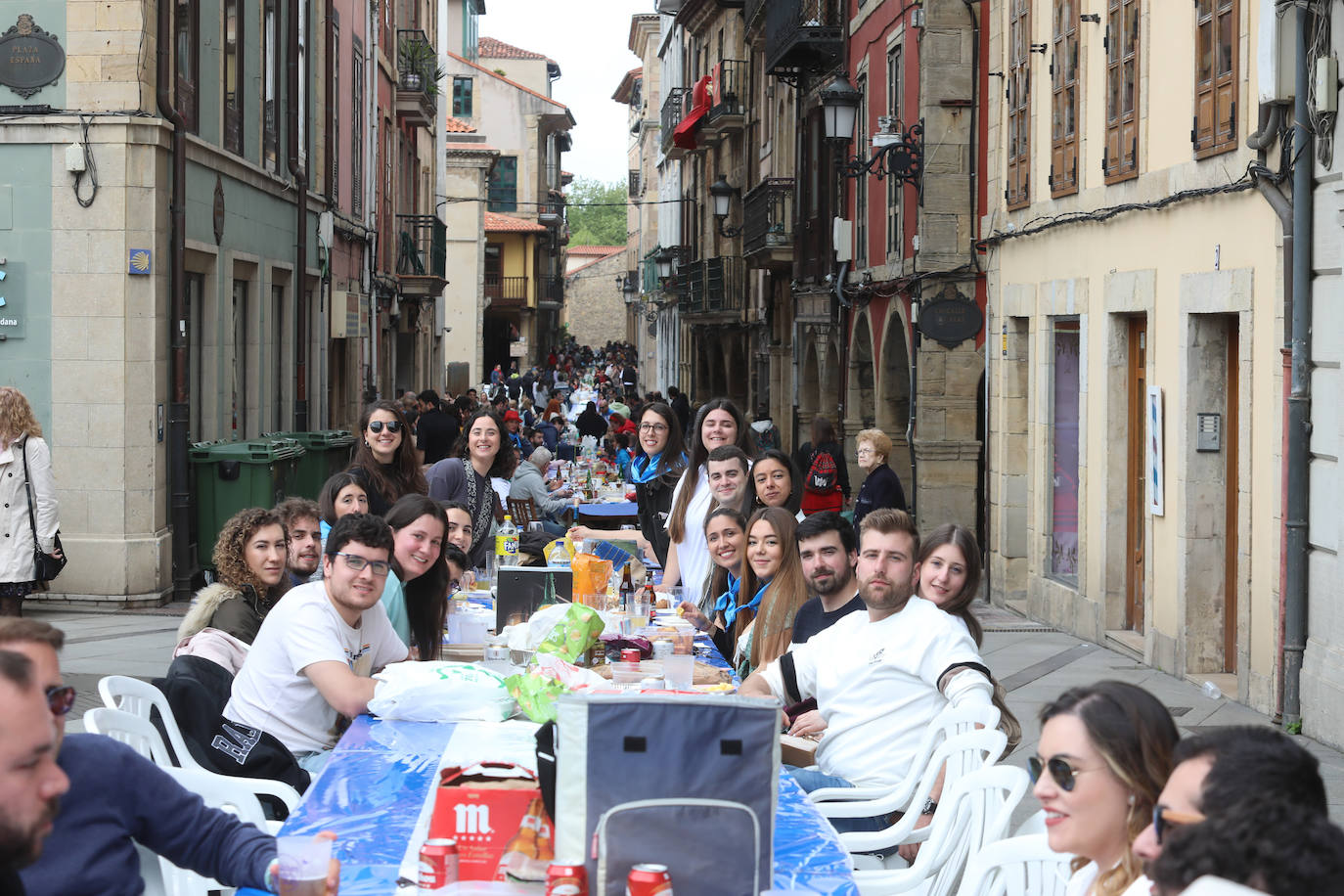 Dos años ha tardado Avilés en volver a celebrar su tradicional Comida en la Calle y la espera no ha decepcionado. 15.000 personas se han dado cita este lunes para comer en una de las mesas distribuidas a lo largo de cinco kilómetros. Muchos adelantaron el vermú para ponerse pronto a comer ante la previsión de lluvia. Además, personas de todas las edades han acudido al parque de Ferrera como alternativa para celebrar la Comida en la Calle de las fiestas de El Bollo, que también ha contado con representación política. 