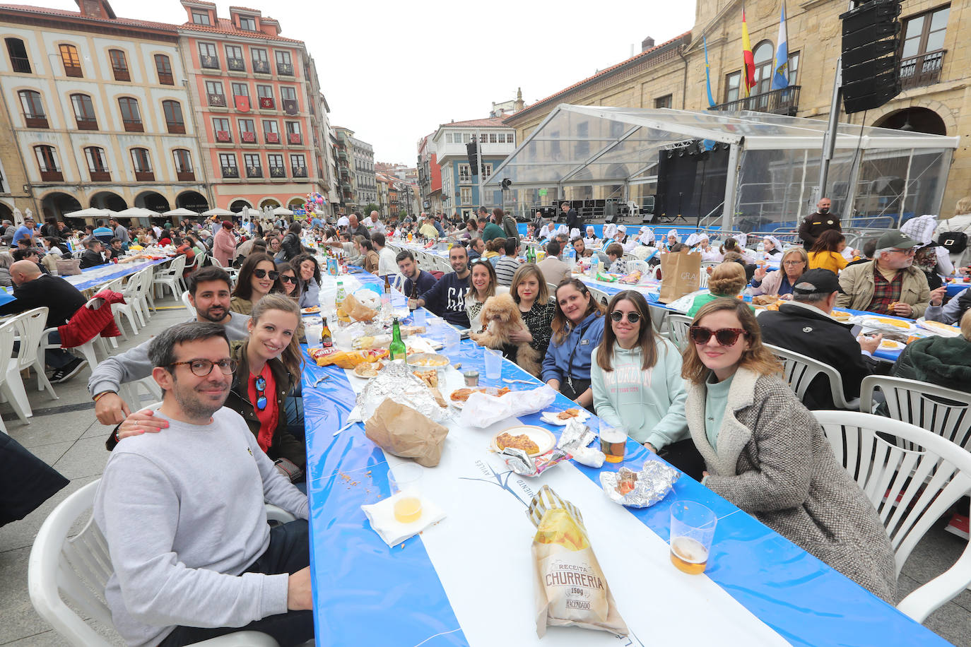 Dos años ha tardado Avilés en volver a celebrar su tradicional Comida en la Calle y la espera no ha decepcionado. 15.000 personas se han dado cita este lunes para comer en una de las mesas distribuidas a lo largo de cinco kilómetros. Muchos adelantaron el vermú para ponerse pronto a comer ante la previsión de lluvia. Además, personas de todas las edades han acudido al parque de Ferrera como alternativa para celebrar la Comida en la Calle de las fiestas de El Bollo, que también ha contado con representación política. 