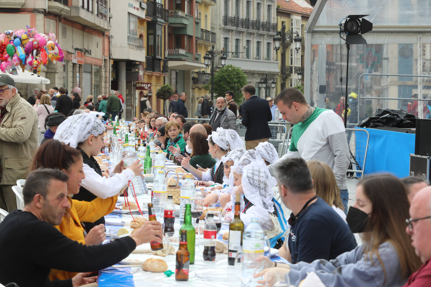 Dos años ha tardado Avilés en volver a celebrar su tradicional Comida en la Calle y la espera no ha decepcionado. 15.000 personas se han dado cita este lunes para comer en una de las mesas distribuidas a lo largo de cinco kilómetros. Muchos adelantaron el vermú para ponerse pronto a comer ante la previsión de lluvia. Además, personas de todas las edades han acudido al parque de Ferrera como alternativa para celebrar la Comida en la Calle de las fiestas de El Bollo, que también ha contado con representación política. 